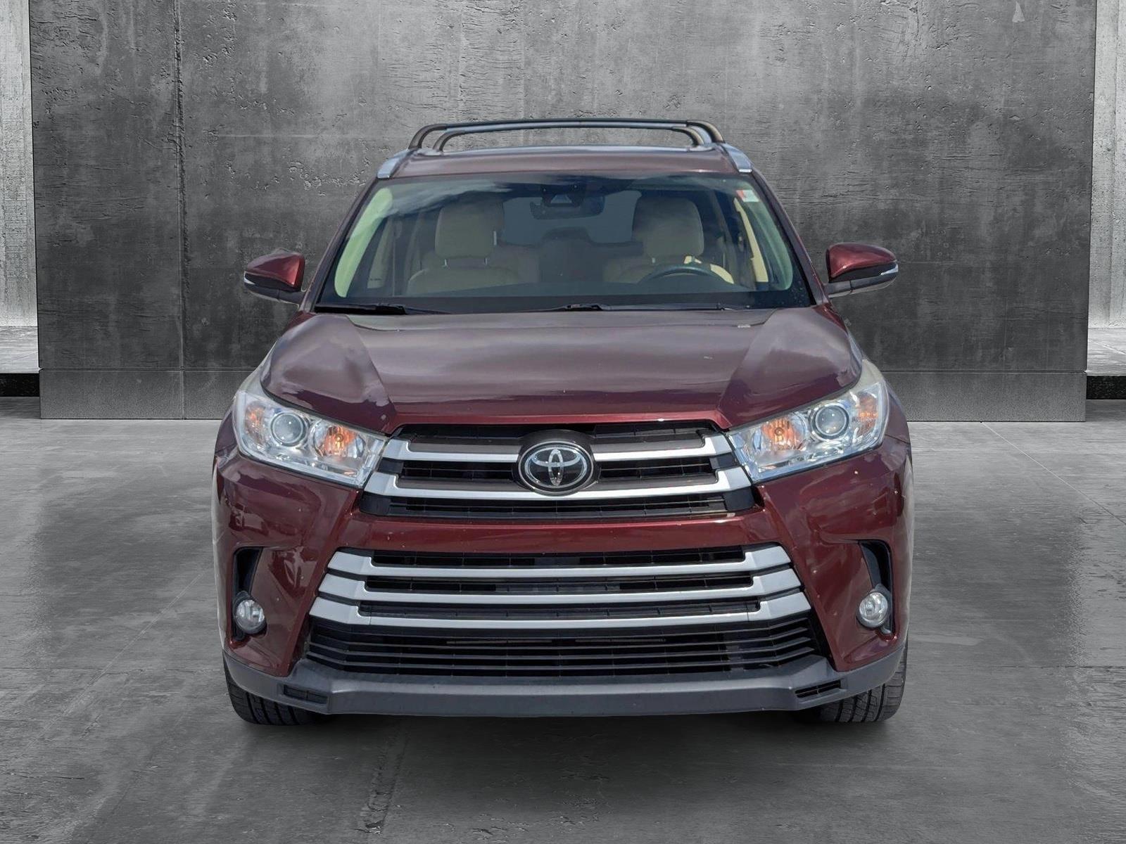 Used 2019 Toyota Highlander XLE with VIN 5TDKZRFH2KS313776 for sale in Fort Myers, FL