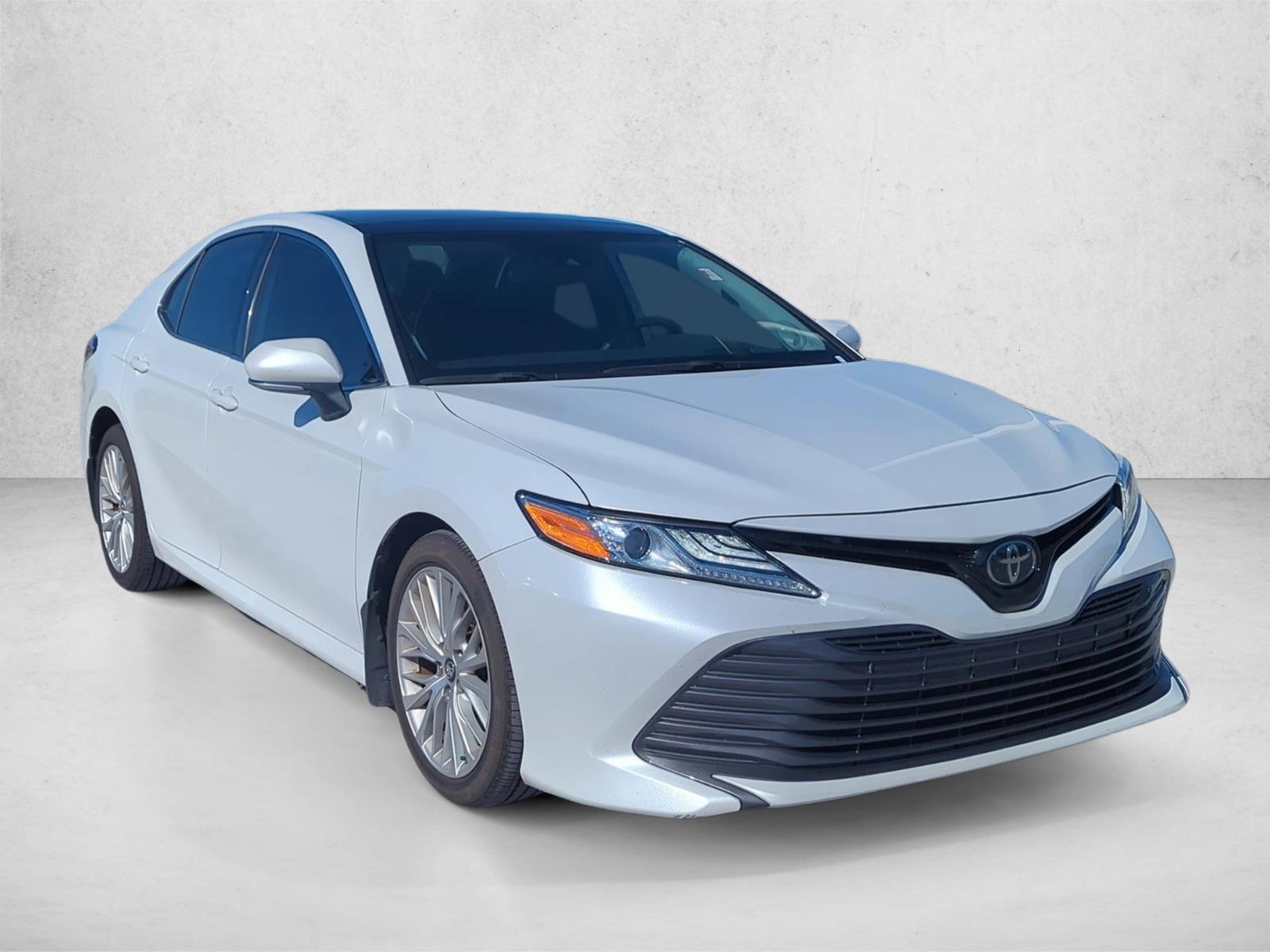 2019 Toyota Camry XLE V6 photo 3