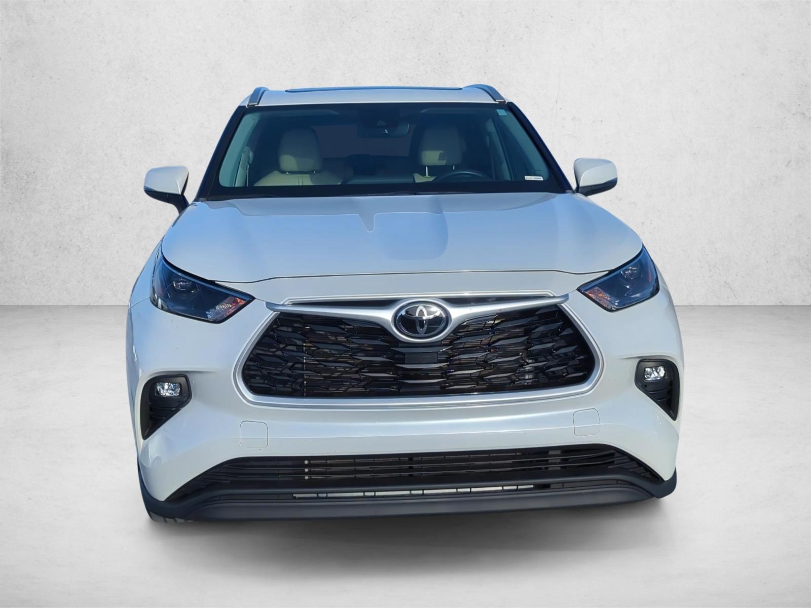 2022 Toyota Highlander XLE photo 2
