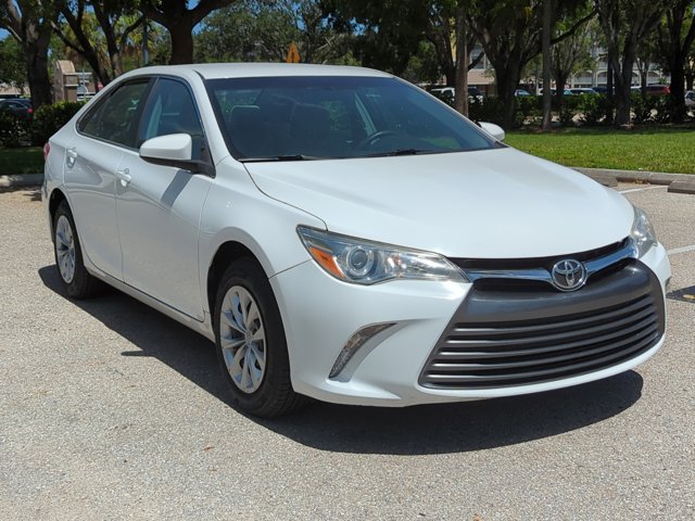 2017 Toyota Camry LE photo 3