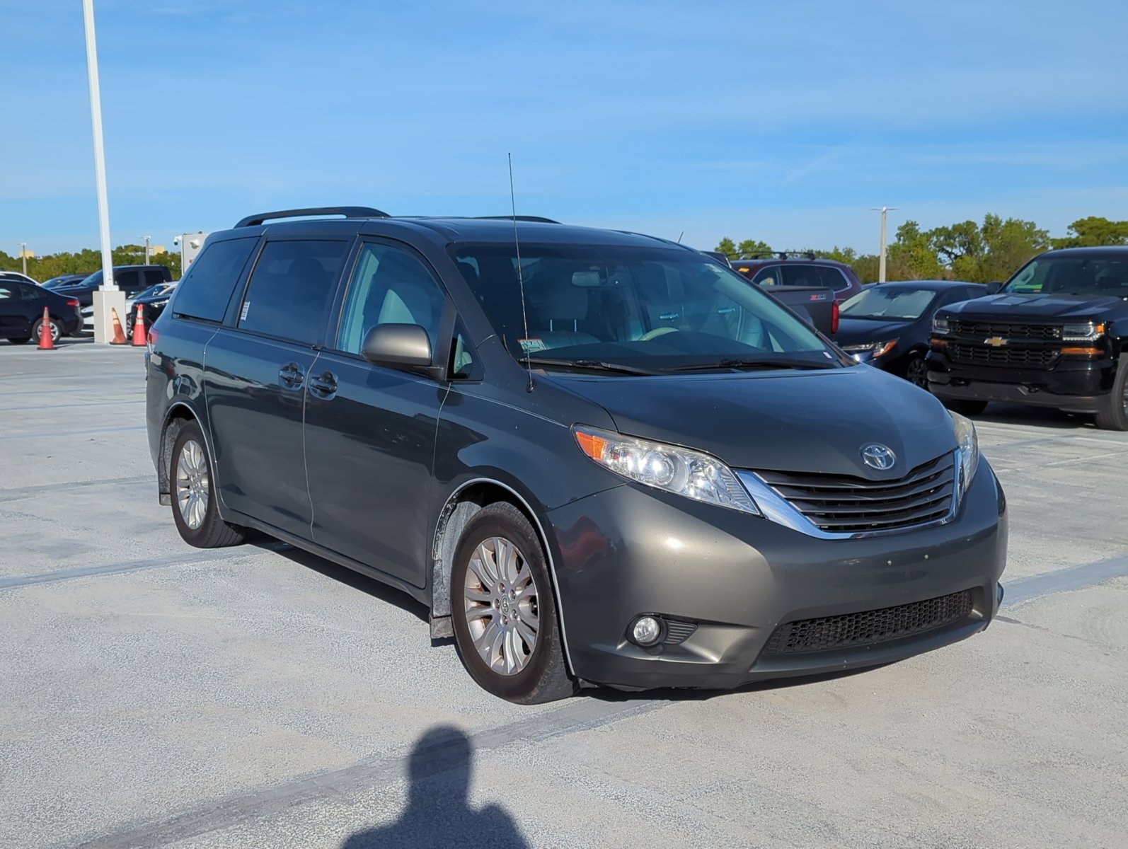 2011 Toyota Sienna XLE photo 3