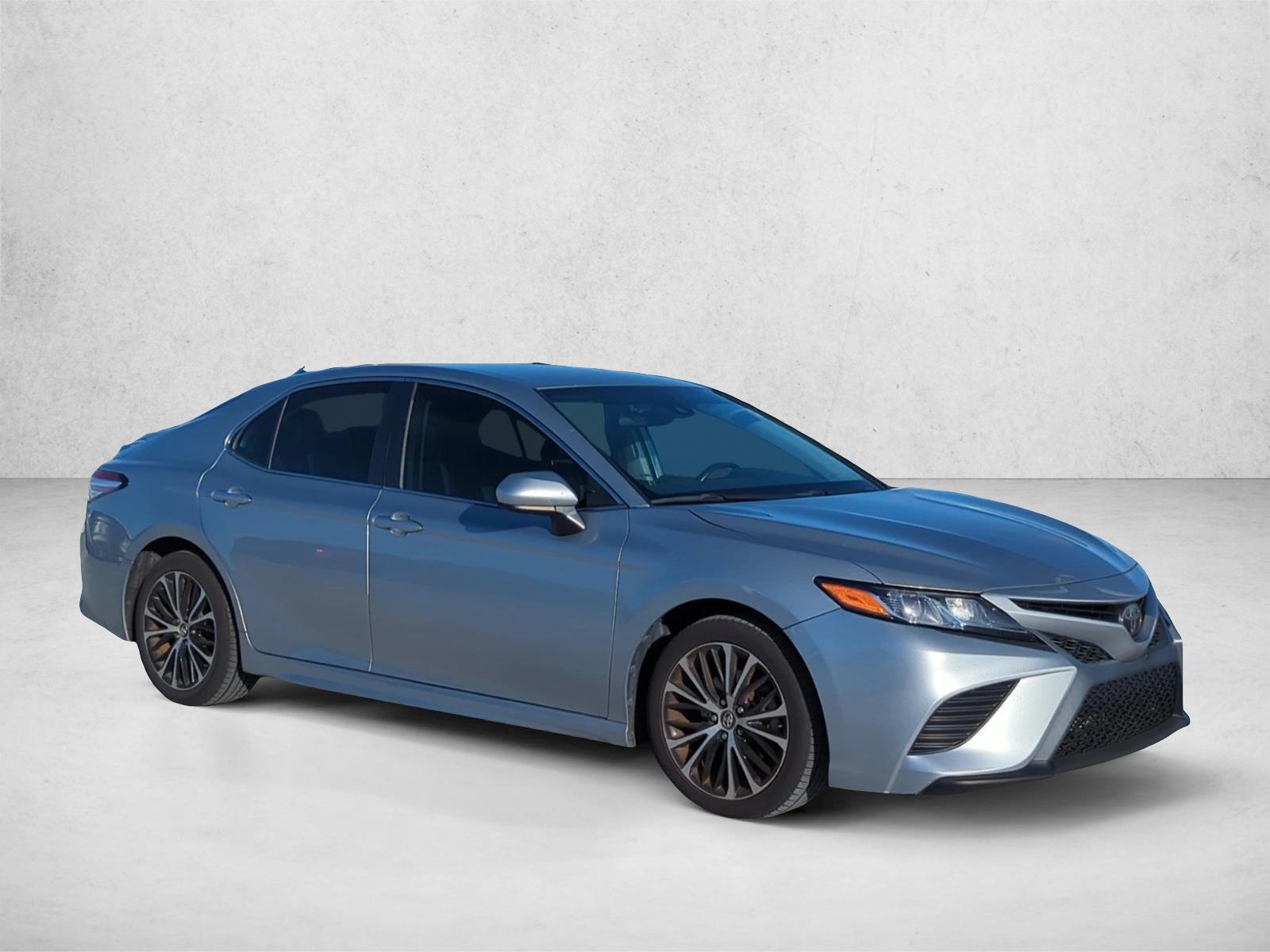 2020 Toyota Camry SE photo 3