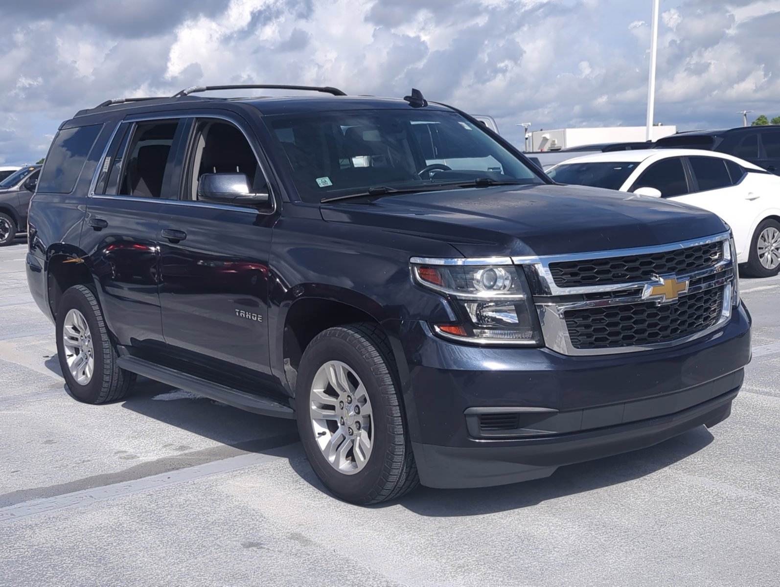 2017 Chevrolet Tahoe LS photo 3