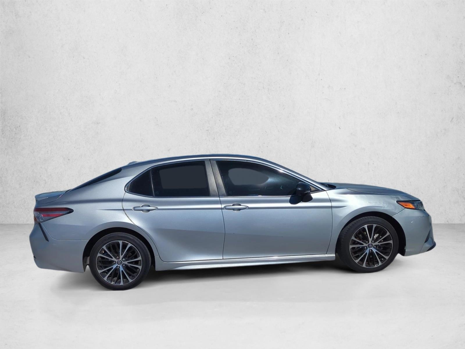 2019 Toyota Camry SE photo 4