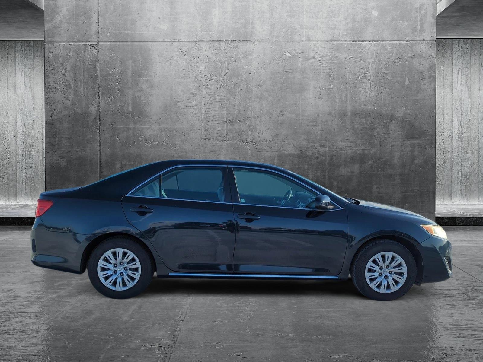 2014 Toyota Camry LE photo 4