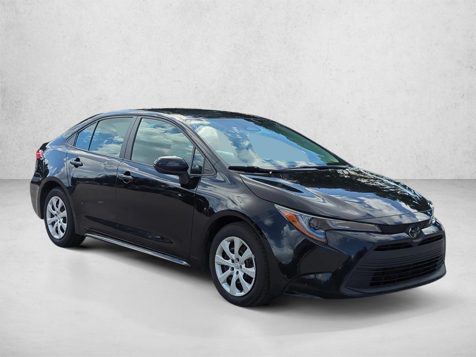 2023 Toyota Corolla LE photo 3