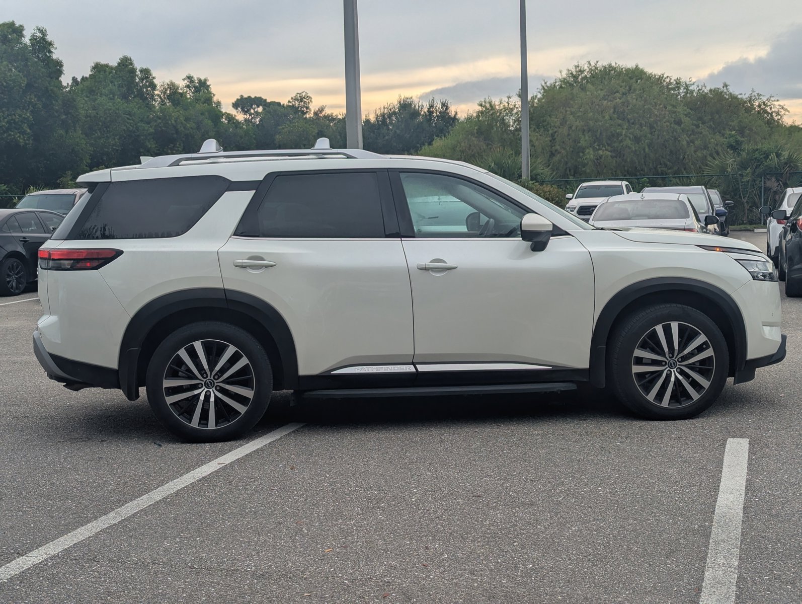 2023 Nissan Pathfinder Platinum photo 4