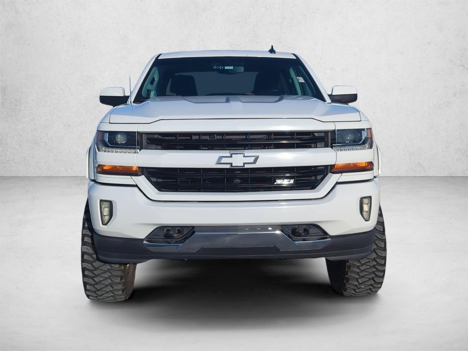 2017 Chevrolet Silverado 1500 LT photo 2