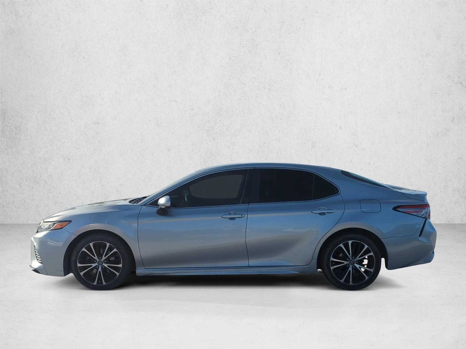 2019 Toyota Camry SE photo 3