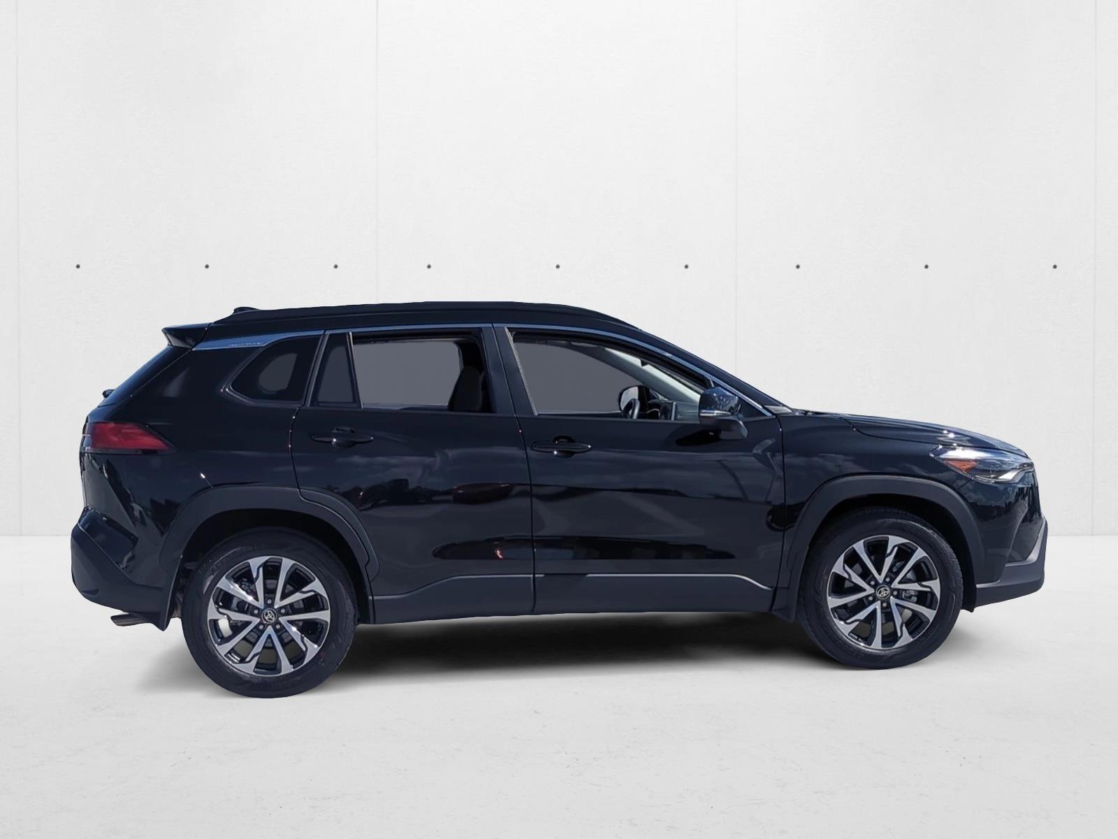 2024 Toyota Corolla Cross XLE photo 4