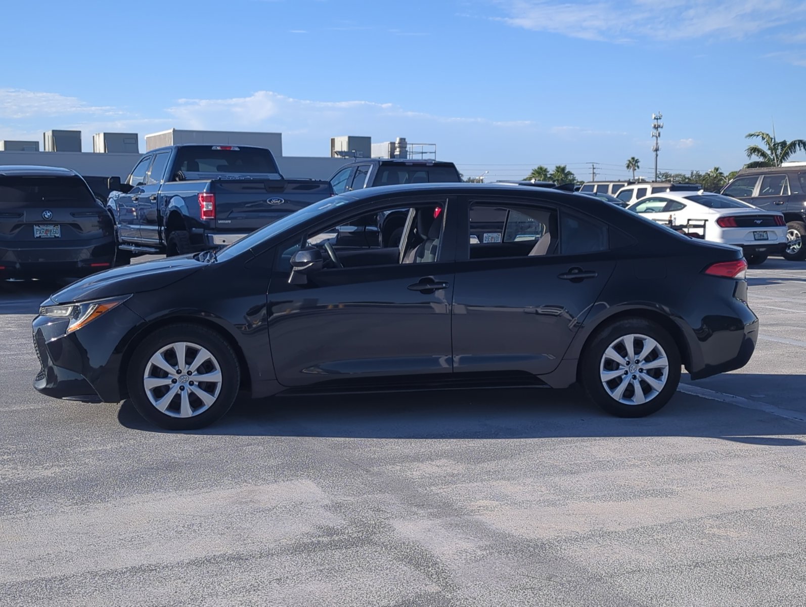 2021 Toyota Corolla LE photo 3