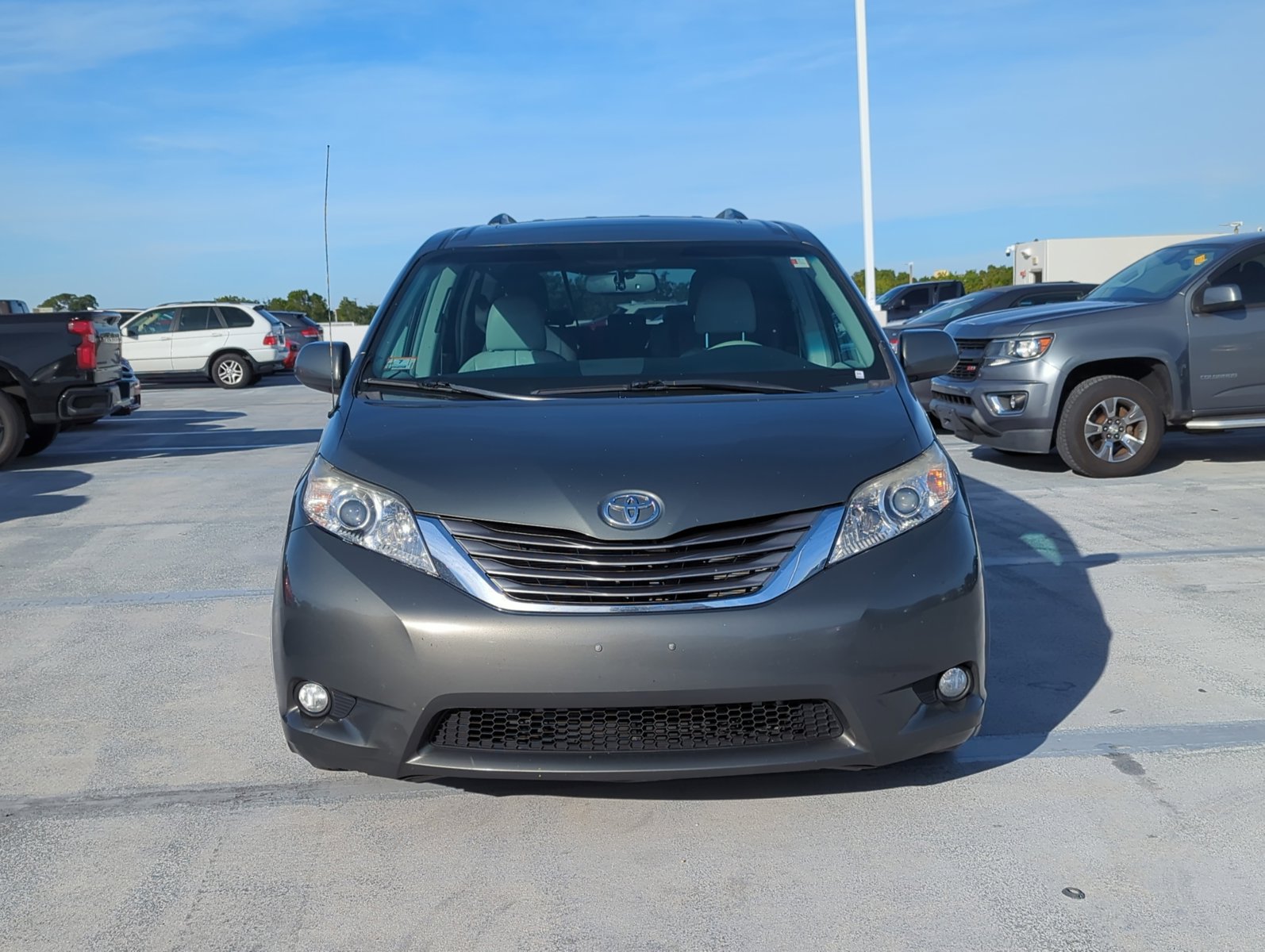 2011 Toyota Sienna XLE photo 2