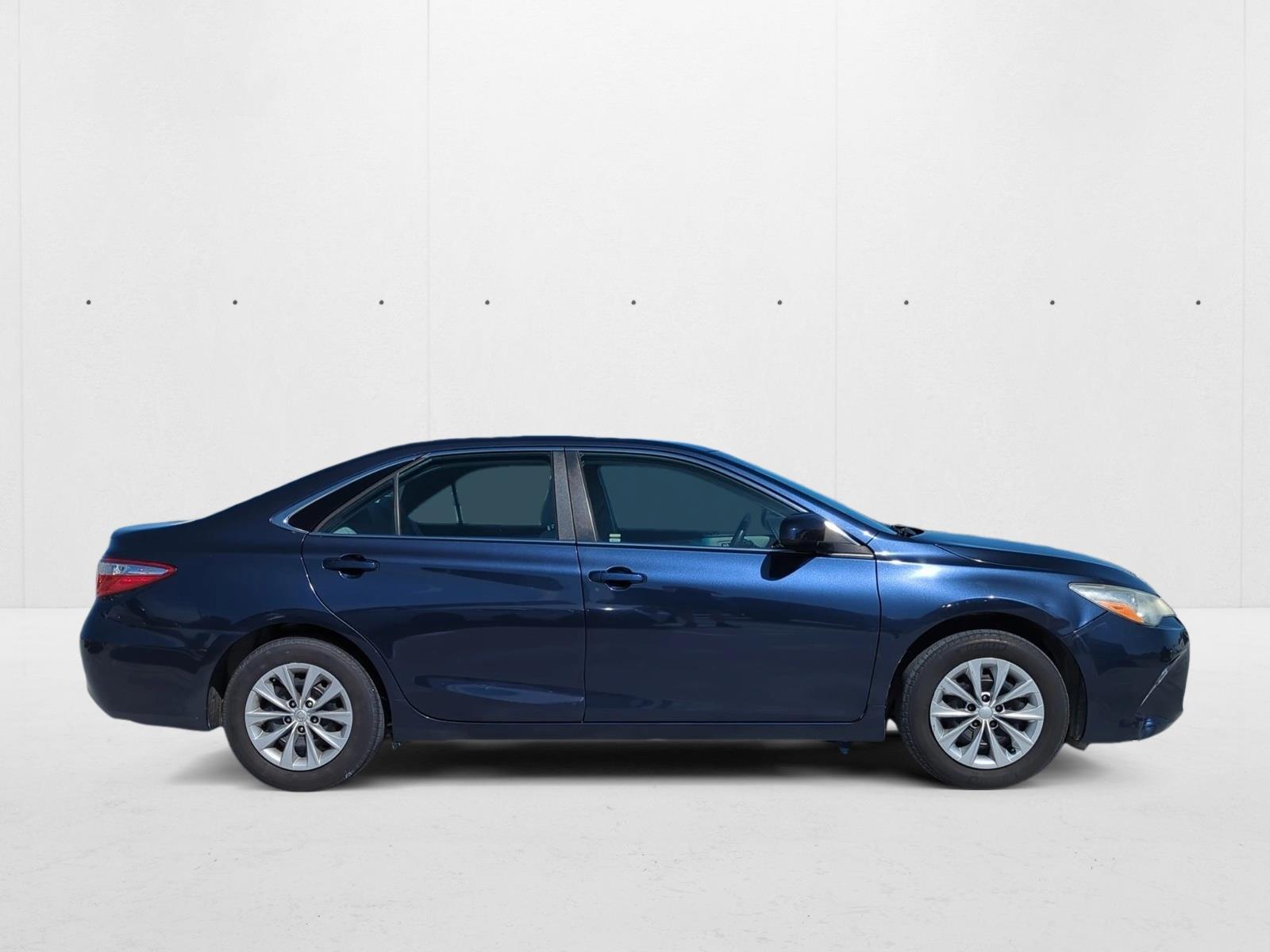 2016 Toyota Camry LE photo 4