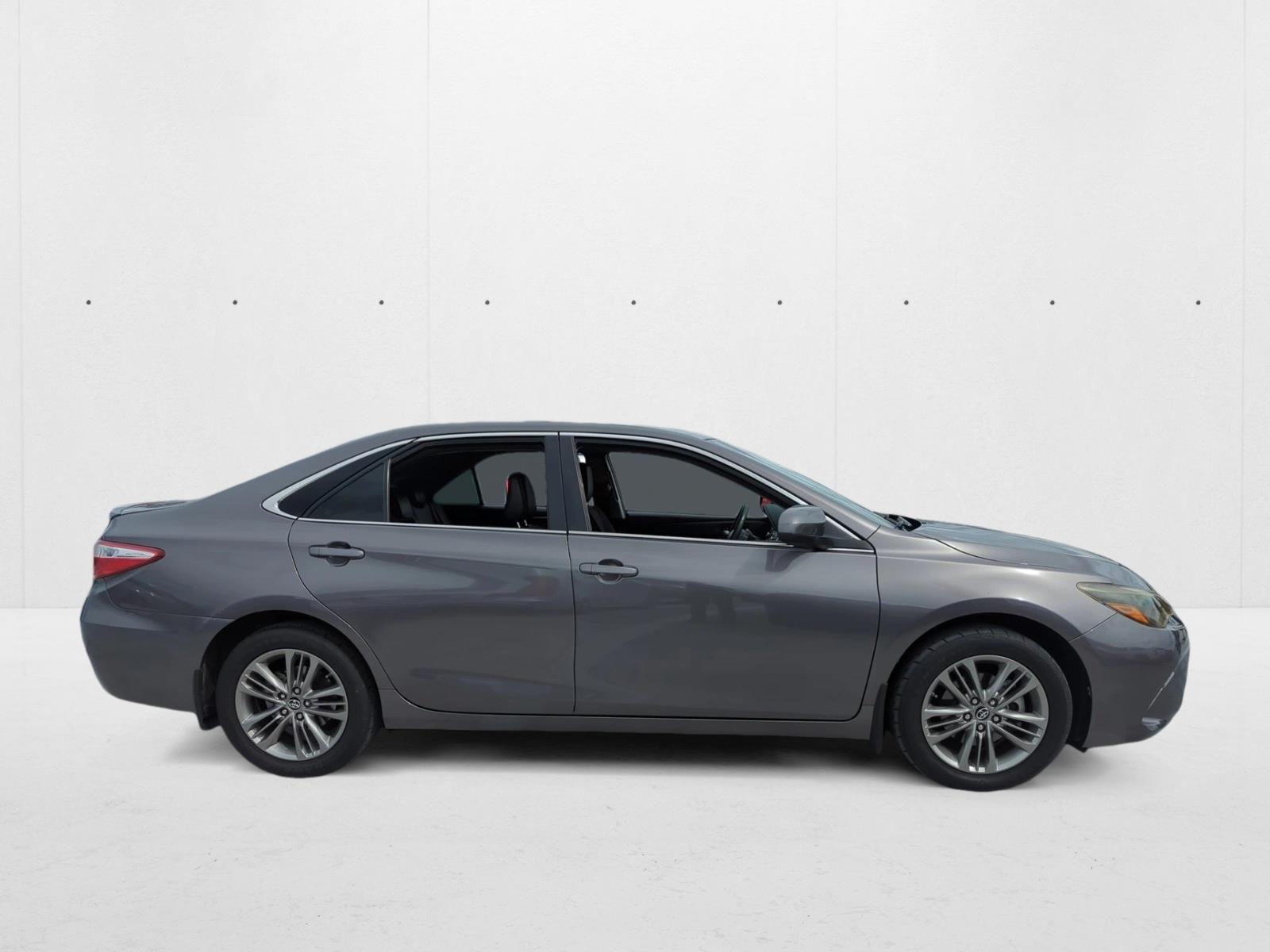 2017 Toyota Camry SE photo 4