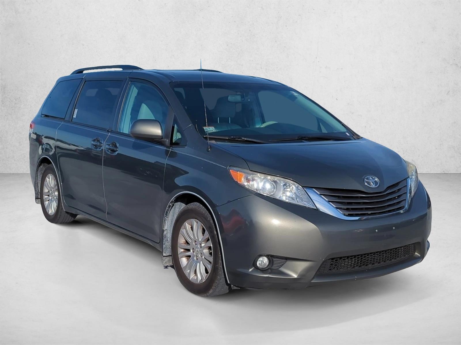 2011 Toyota Sienna XLE photo 3