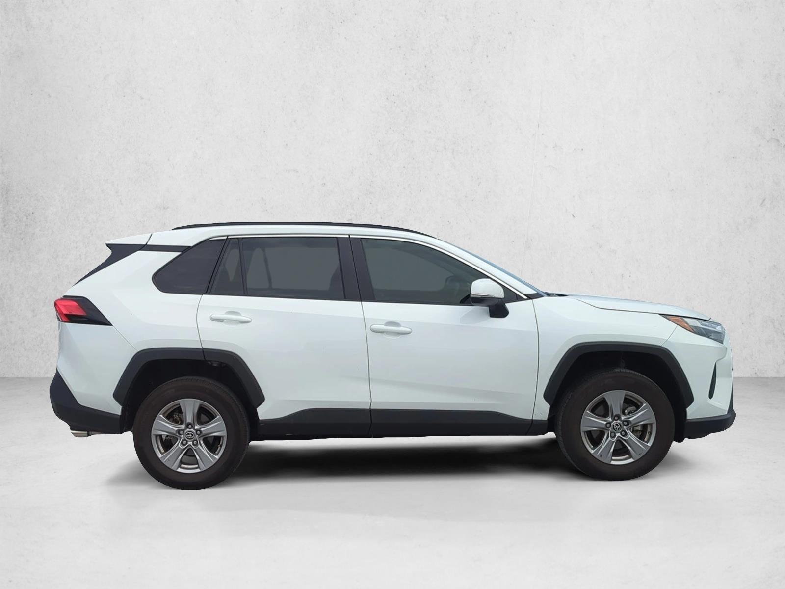 2023 Toyota RAV4 XLE photo 3