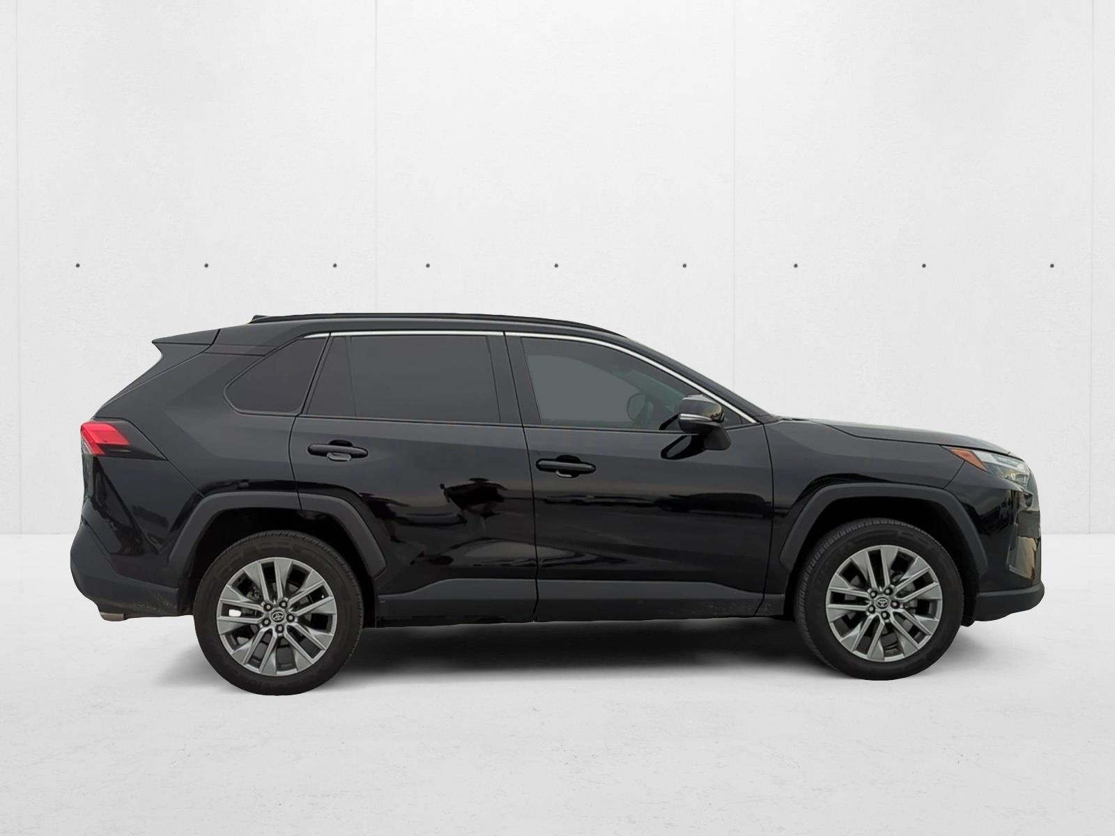 2022 Toyota RAV4 XLE Premium photo 4