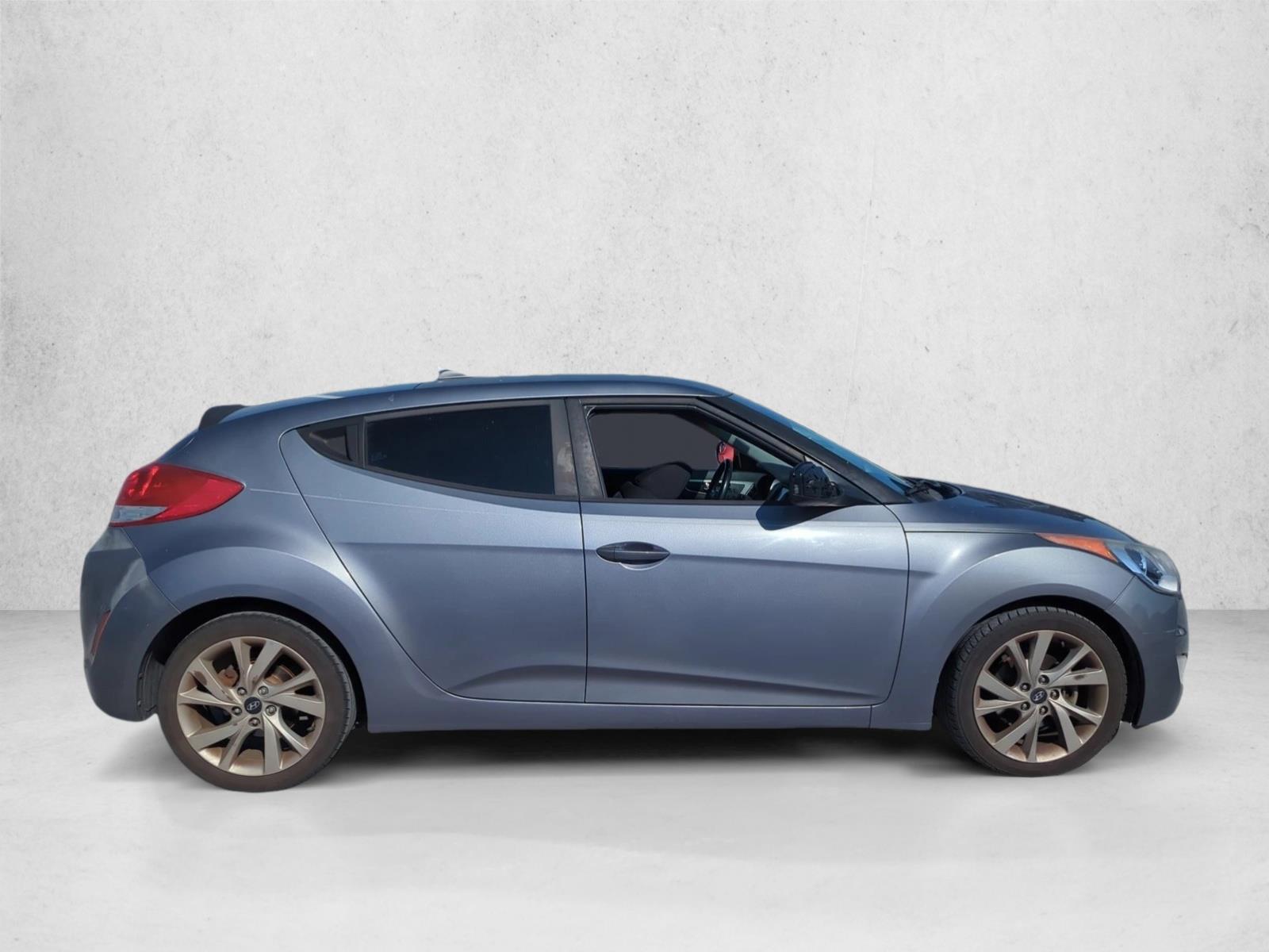 2017 Hyundai Veloster Base photo 4
