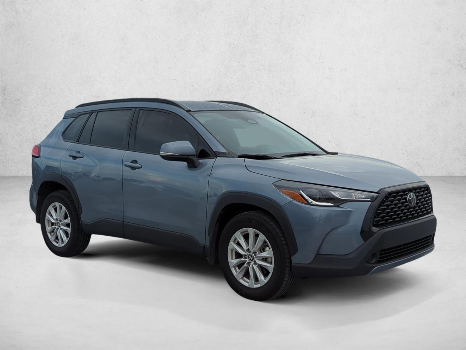 2024 Toyota Corolla Cross LE photo 3