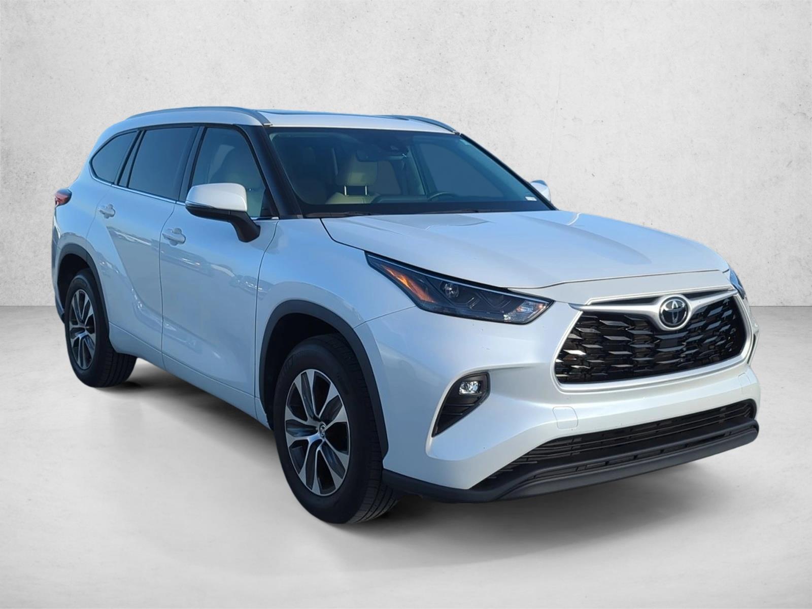 2022 Toyota Highlander XLE photo 3