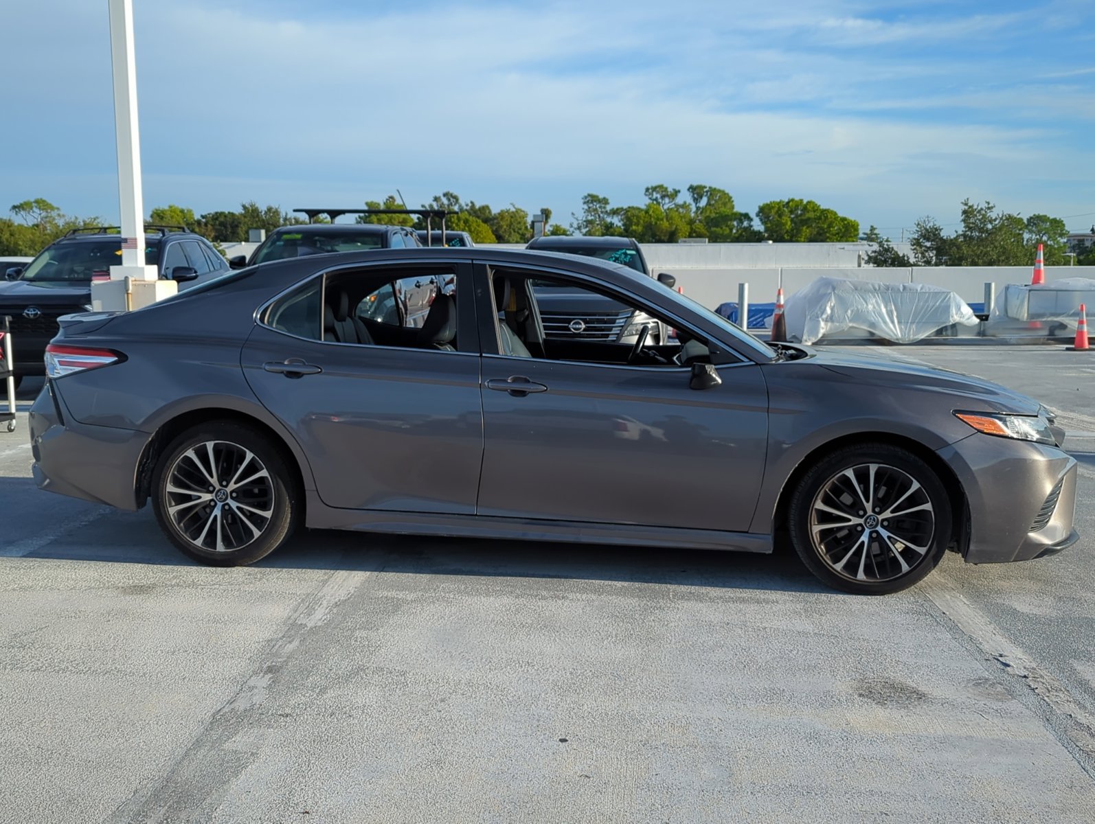 2020 Toyota Camry SE photo 4