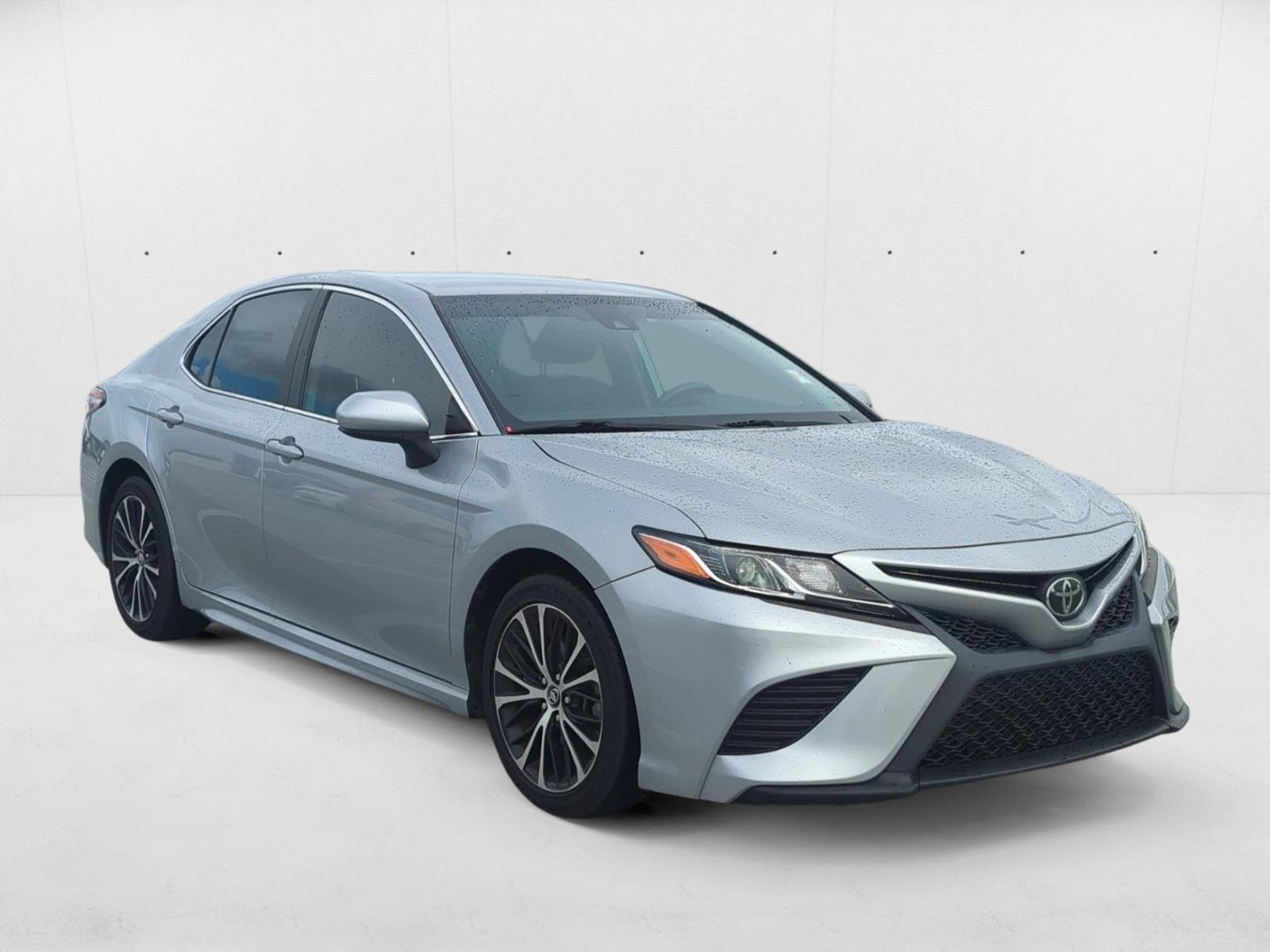 2020 Toyota Camry SE photo 3