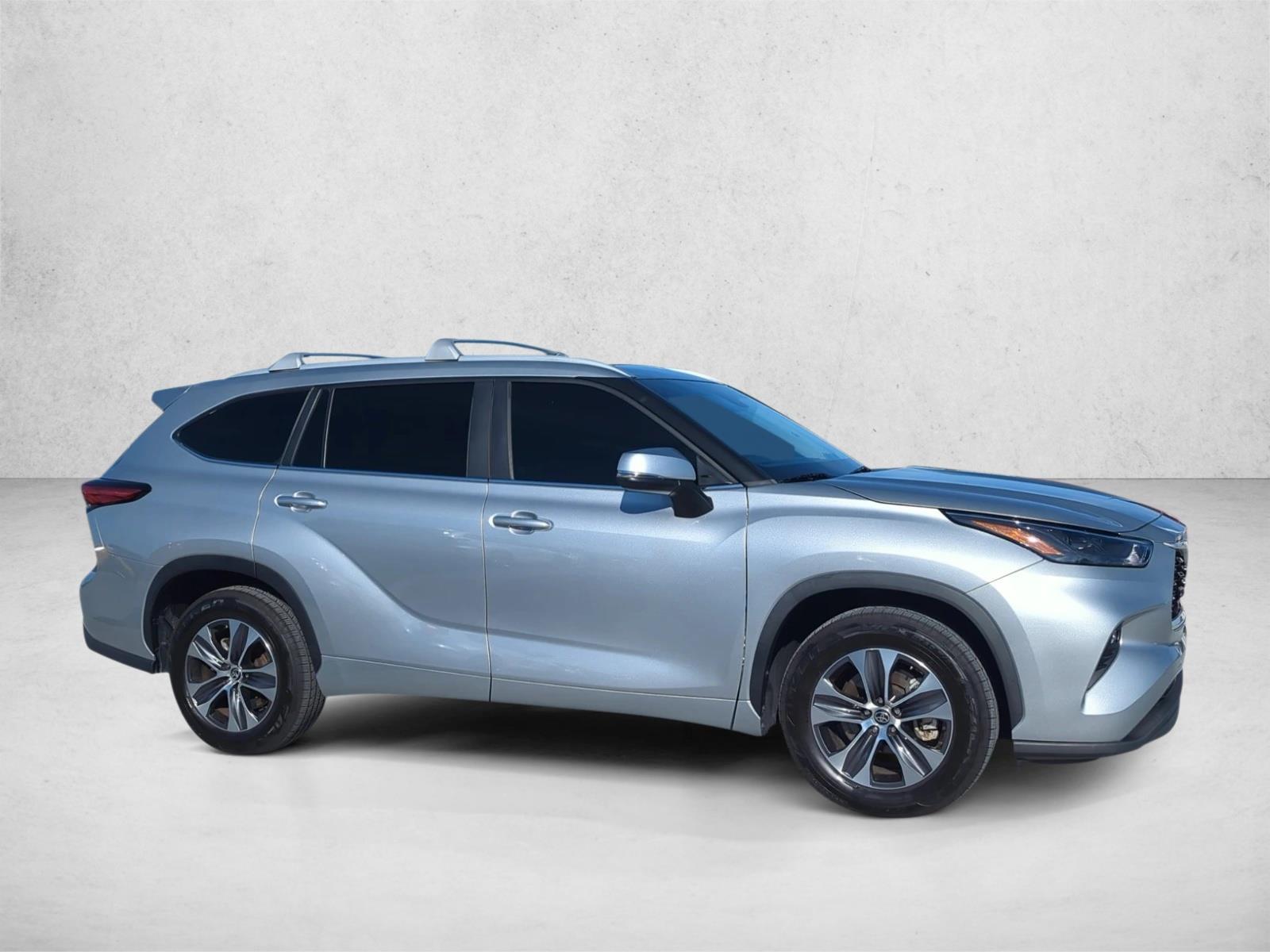 2023 Toyota Highlander XLE photo 4