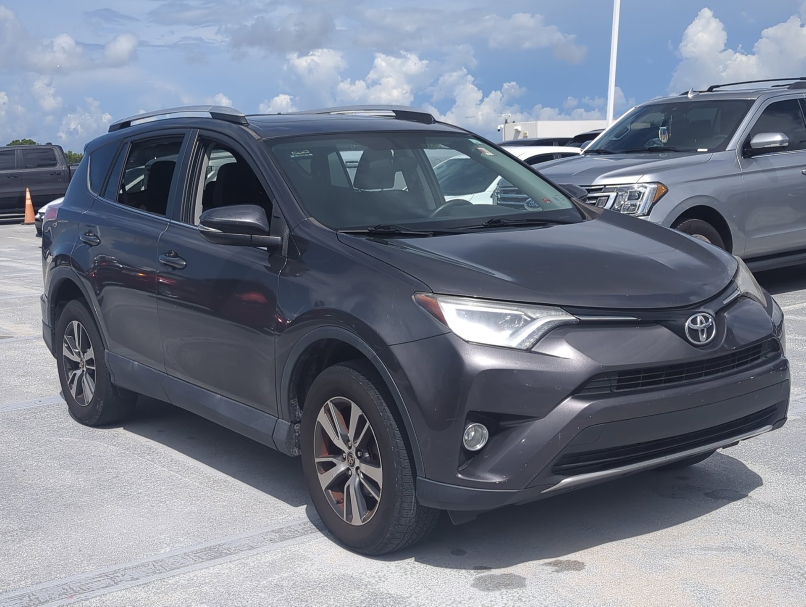 2016 Toyota RAV4 XLE photo 2