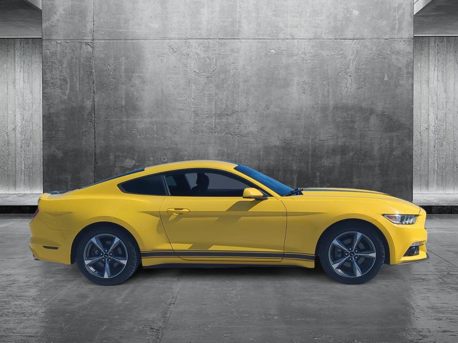 2015 Ford Mustang V6 photo 4