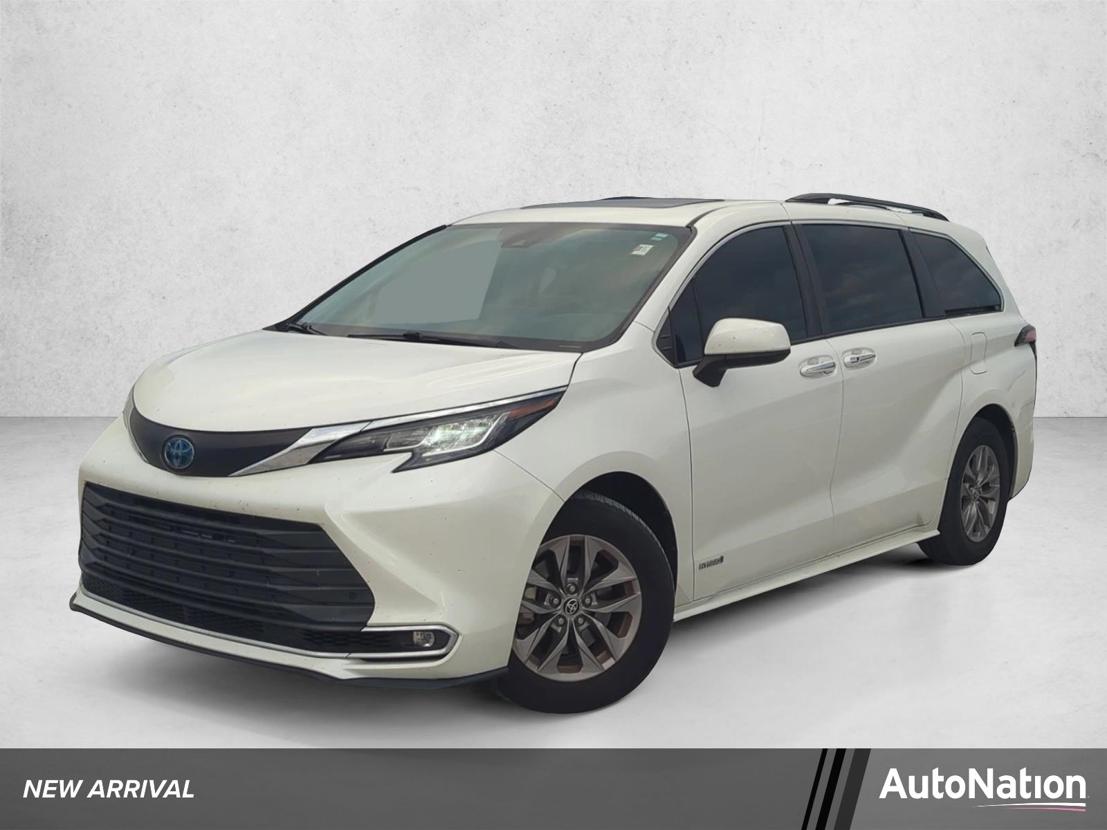 2021 Toyota Sienna XLE 7-Passenger Hybrid FWD's photo