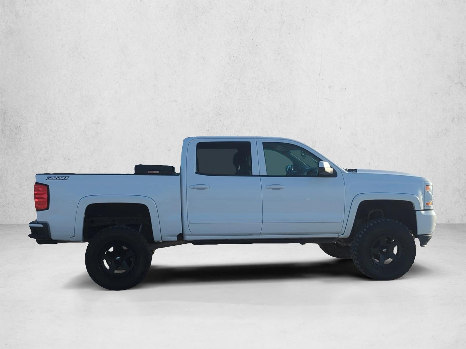 2017 Chevrolet Silverado 1500 LT photo 4