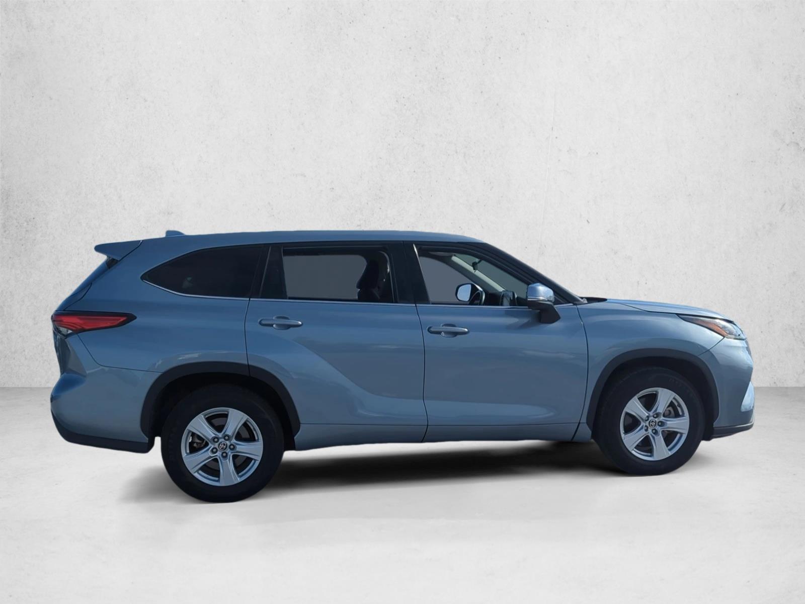 2020 Toyota Highlander LE photo 3