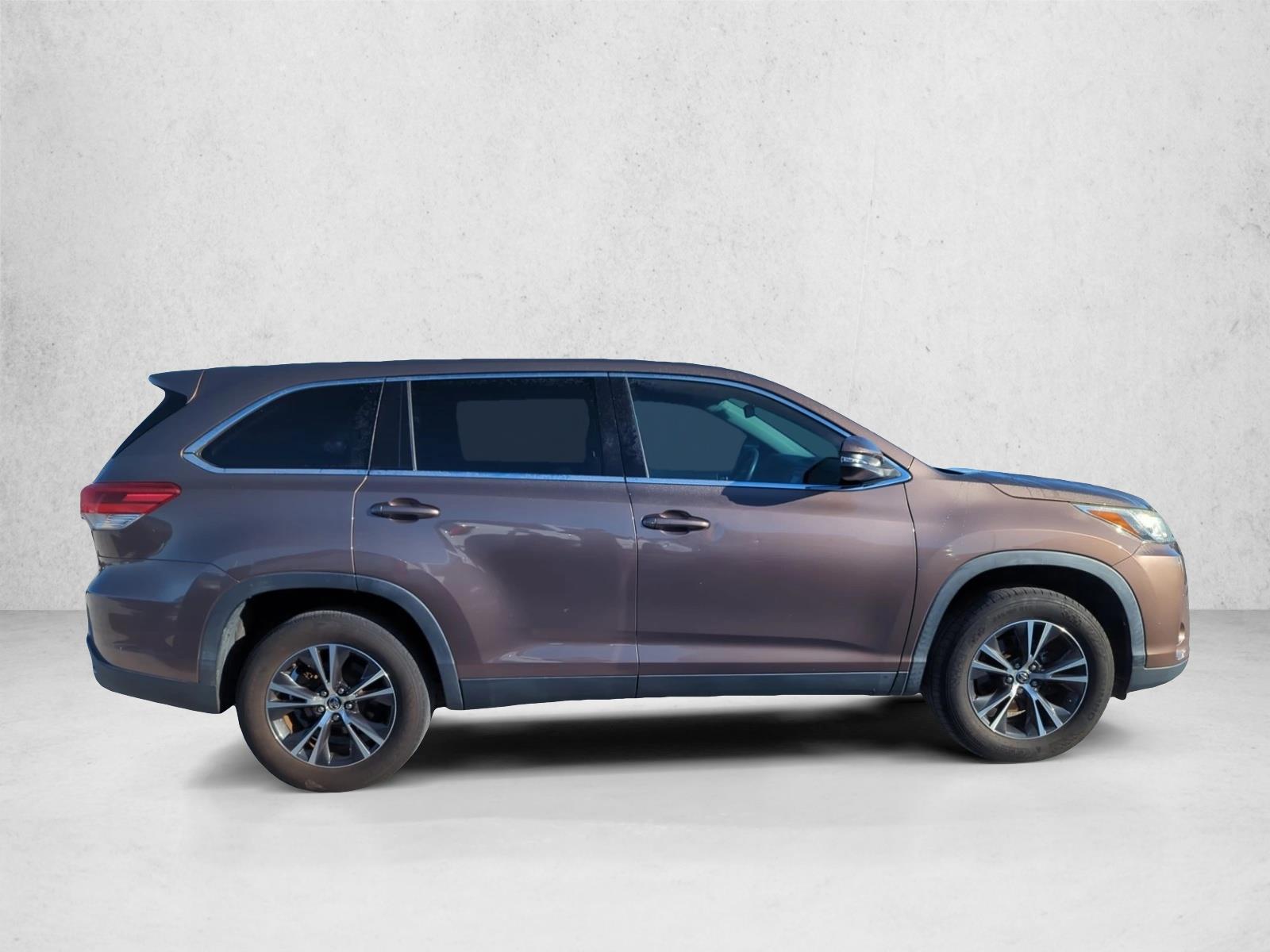 2019 Toyota Highlander LE photo 4