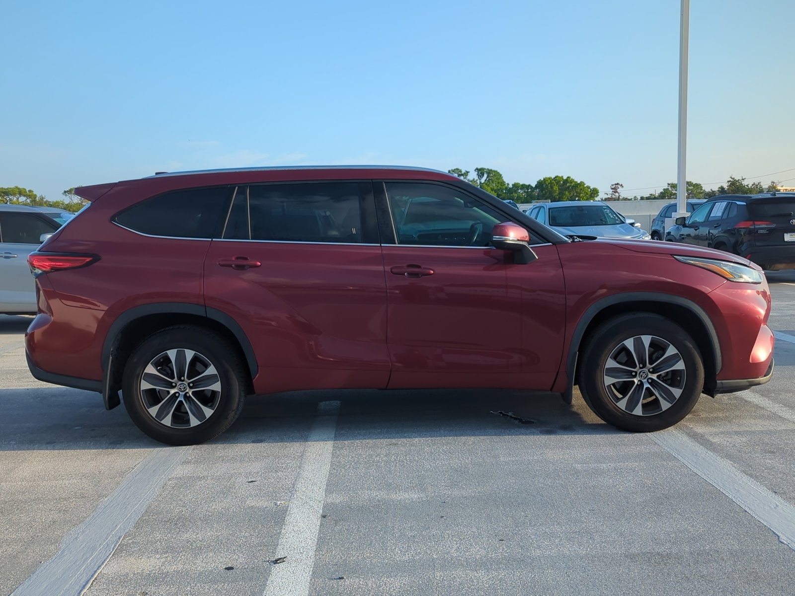 Used 2020 Toyota Highlander XLE with VIN 5TDHZRBH8LS006355 for sale in Fort Myers, FL