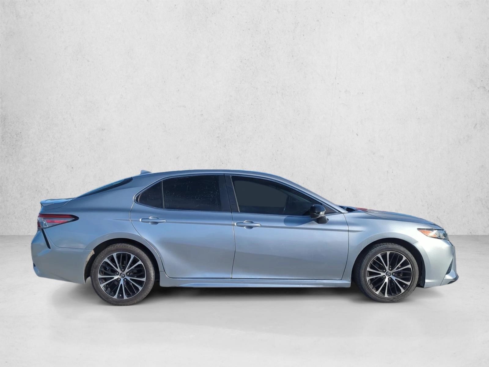 2019 Toyota Camry SE photo 2