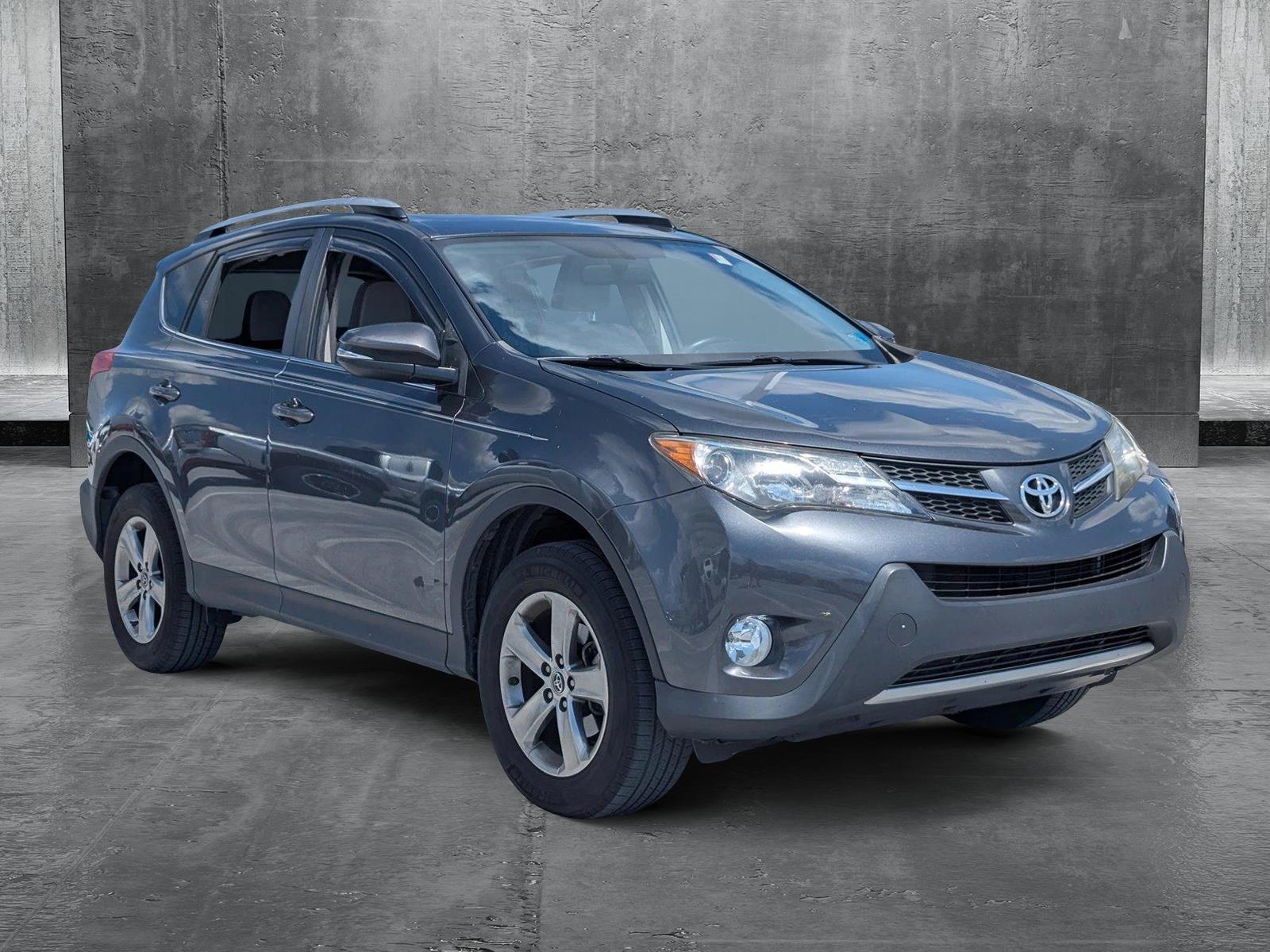 2015 Toyota RAV4 XLE photo 3