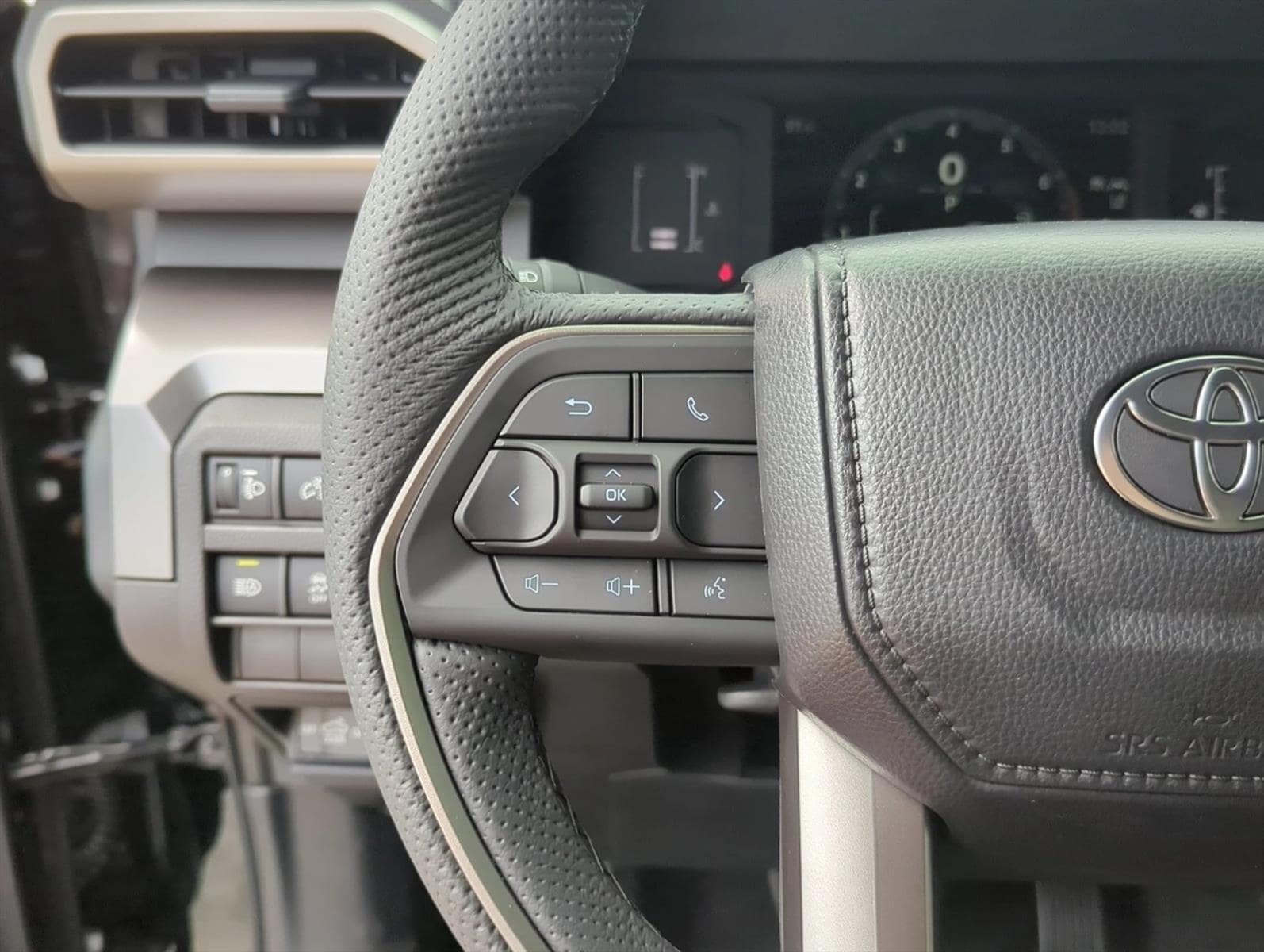 2025 Toyota Tacoma SR5 - Photo 16