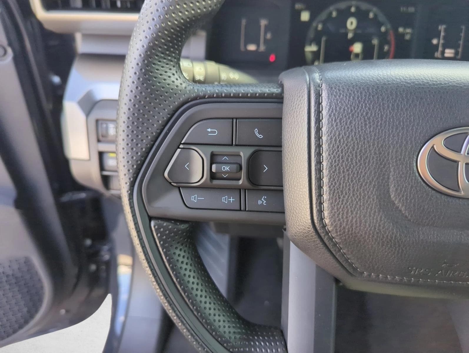 2025 Toyota Tacoma SR5 - Photo 16