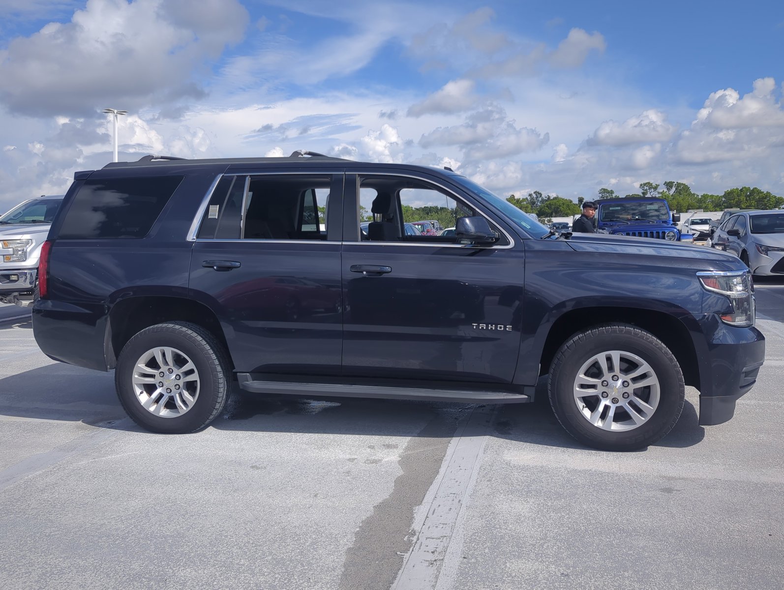 2017 Chevrolet Tahoe LS photo 4