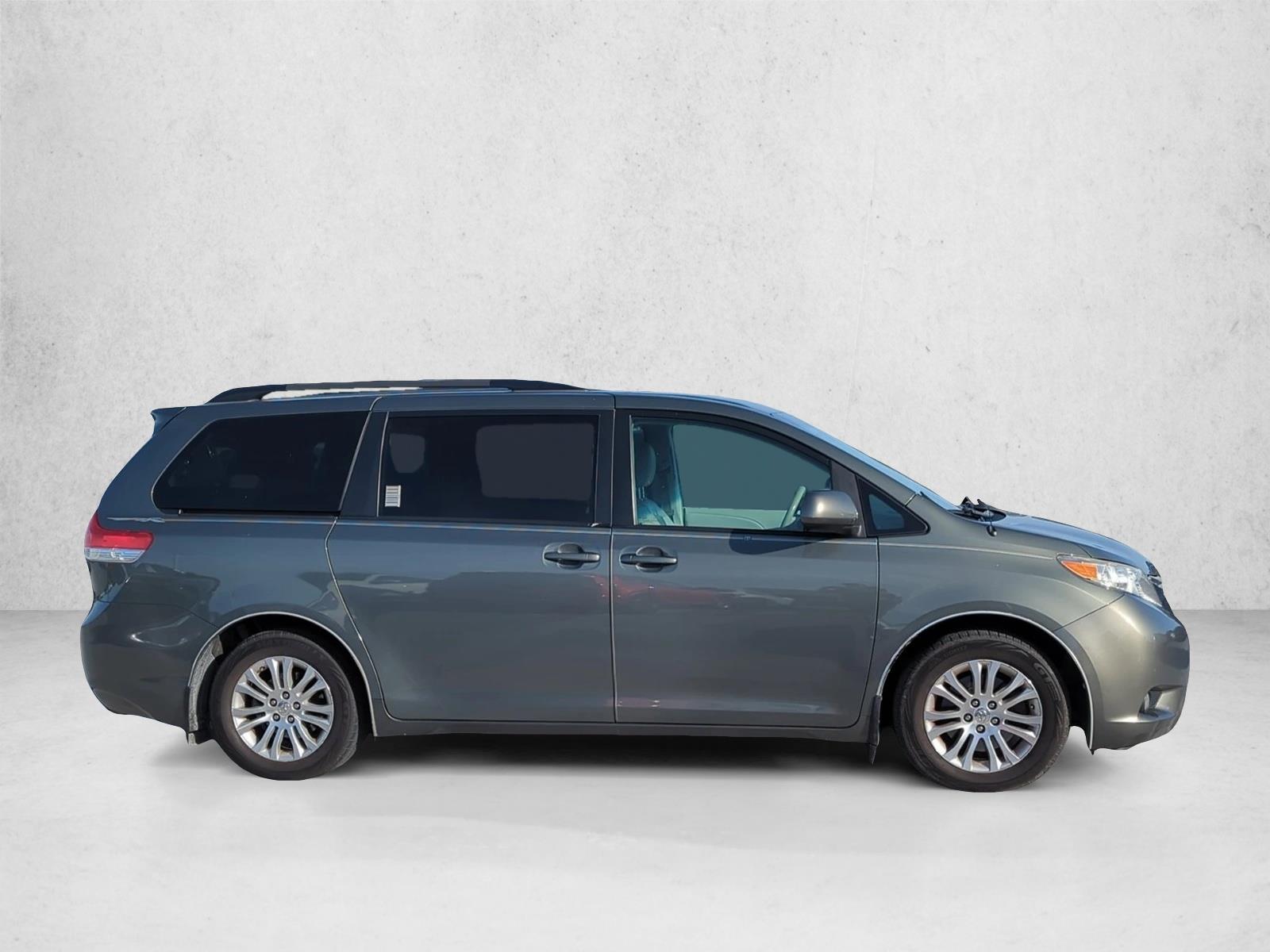 2011 Toyota Sienna XLE photo 4