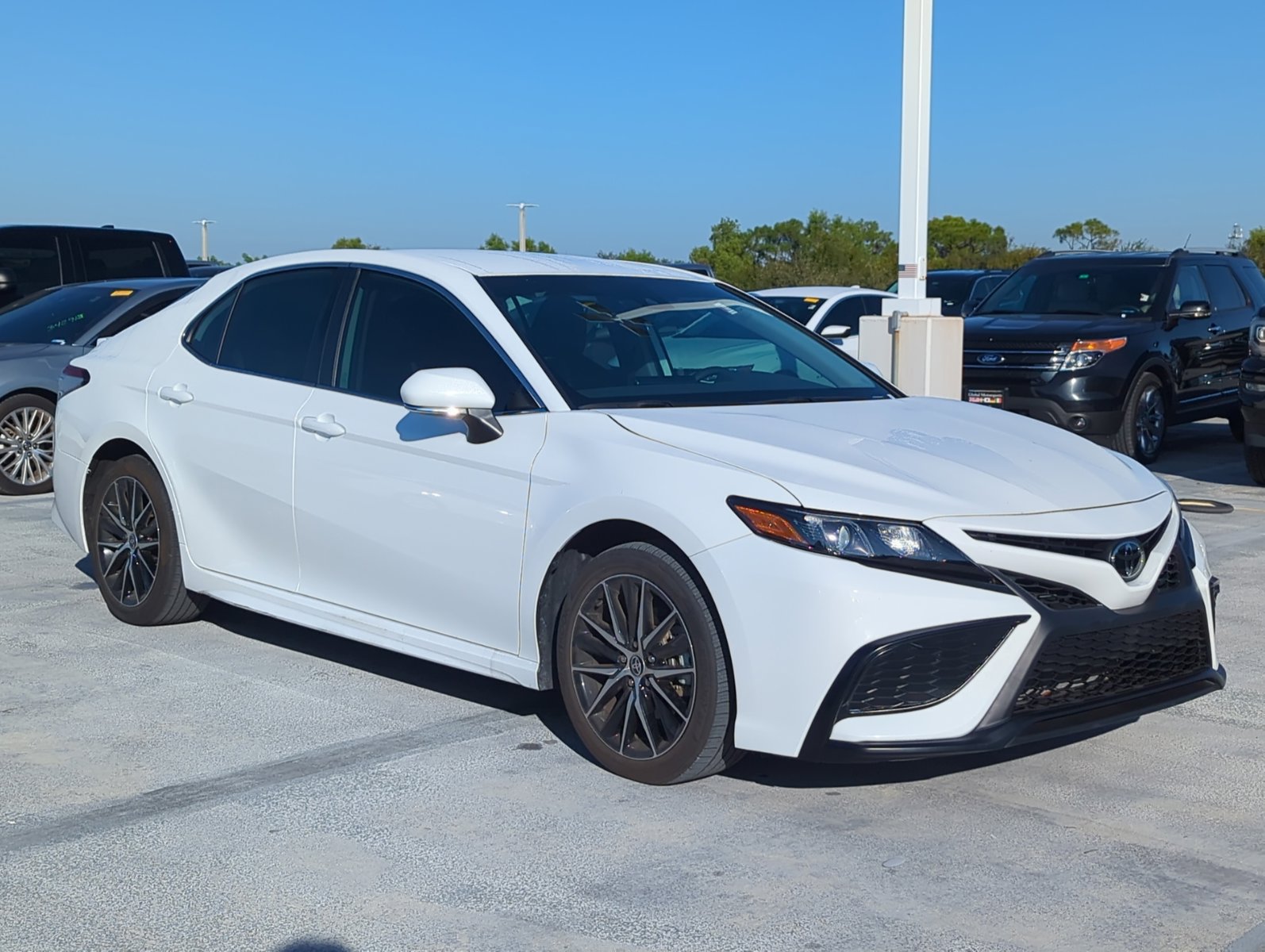 2024 Toyota Camry SE photo 3