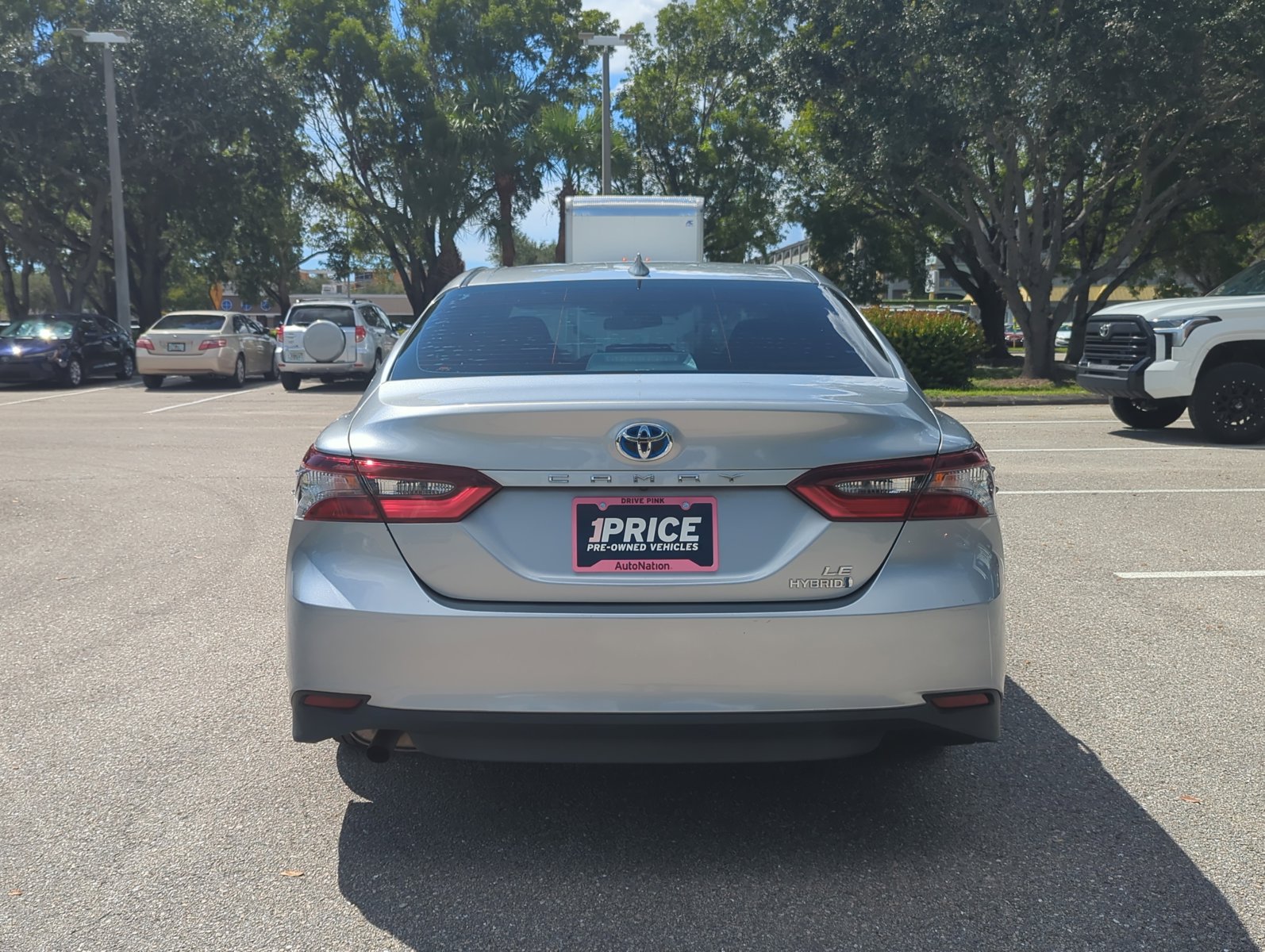 2022 Toyota Camry Hybrid LE photo 3