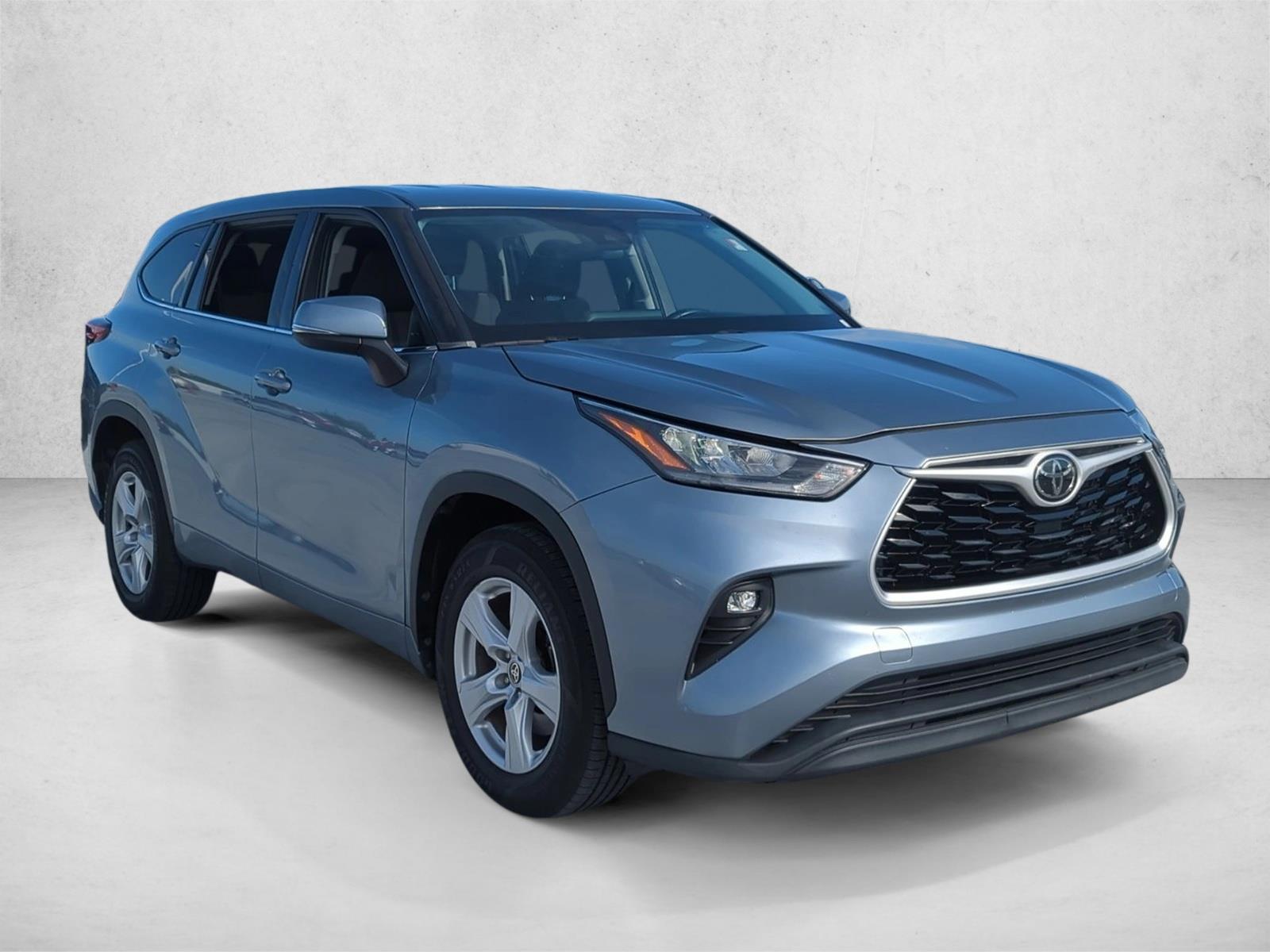 2020 Toyota Highlander LE photo 2