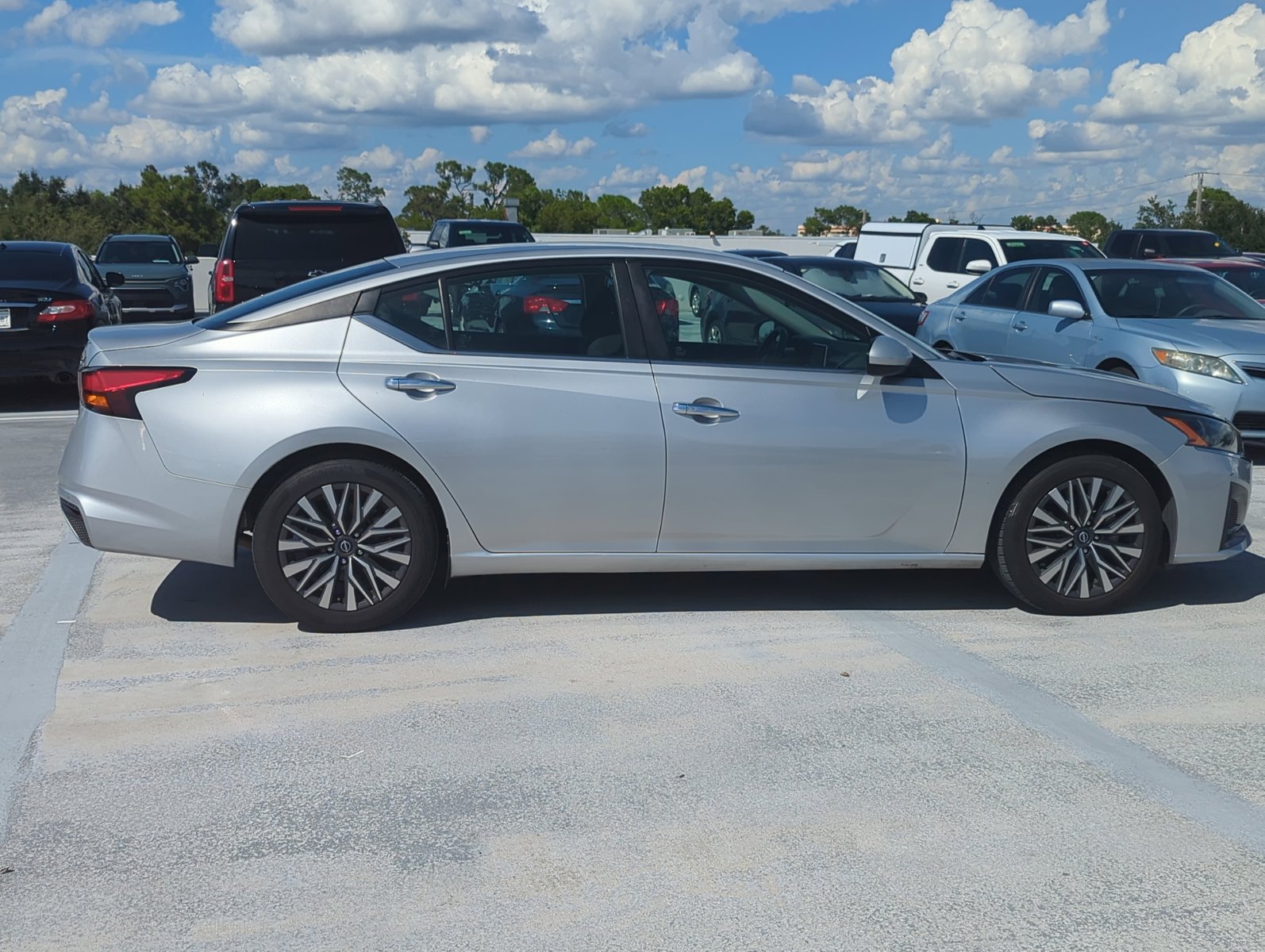 2023 Nissan Altima 2.5 SV photo 3