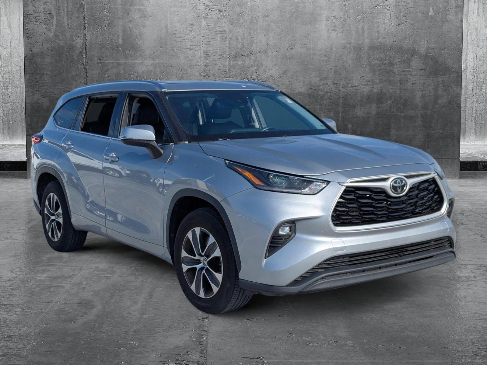 2021 Toyota Highlander XLE photo 3