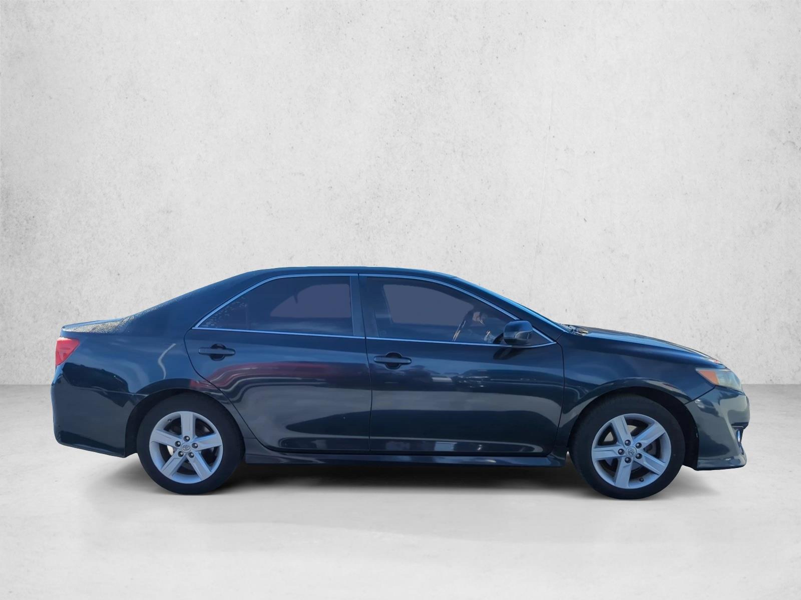 2014 Toyota Camry SE photo 4