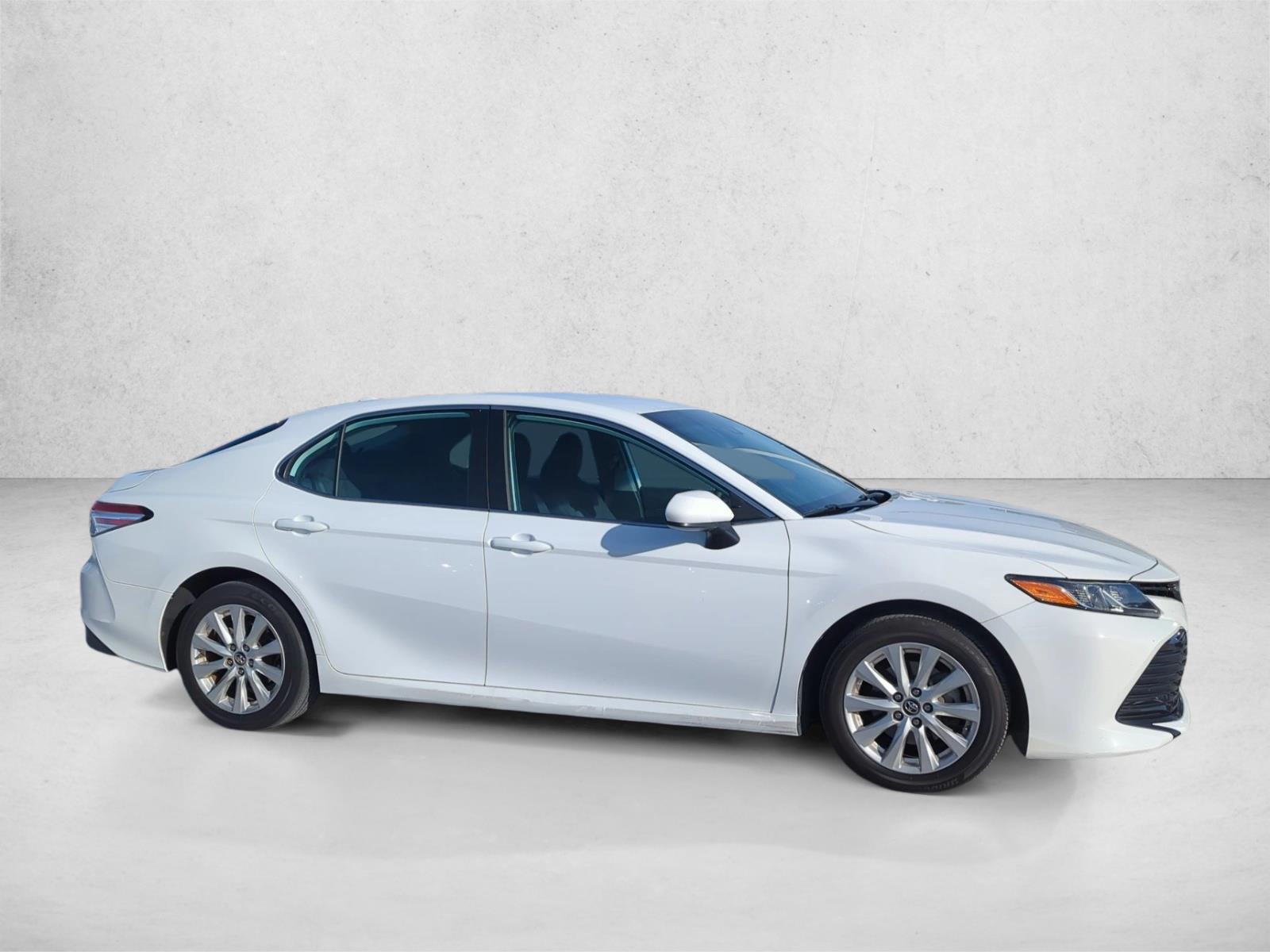 2019 Toyota Camry LE photo 4