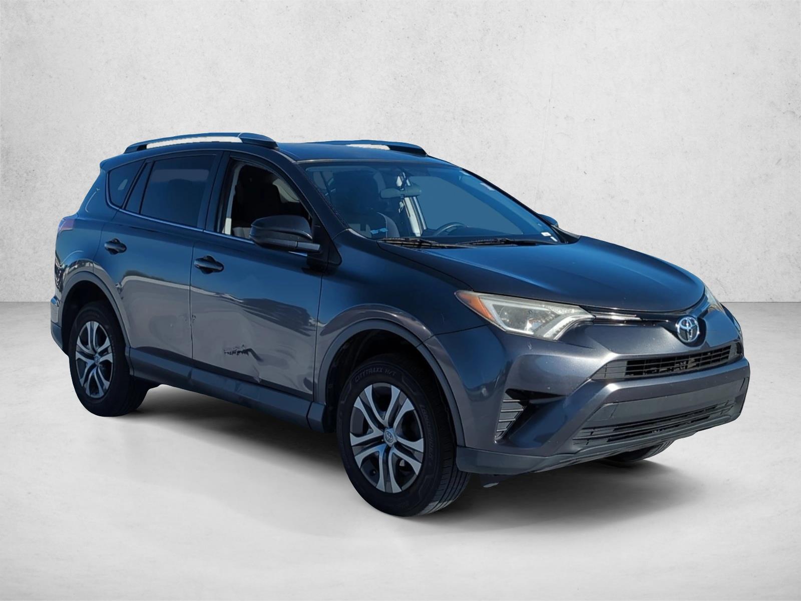 2016 Toyota RAV4 LE photo 3