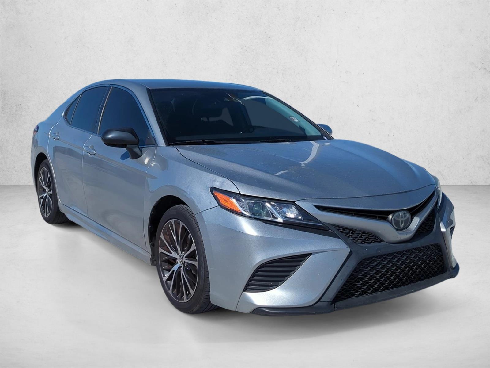 2019 Toyota Camry SE photo 3