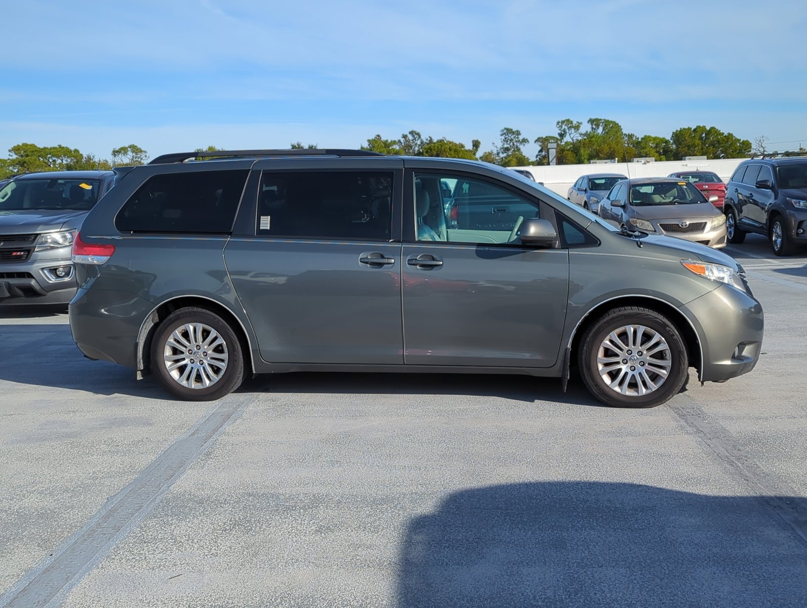 2011 Toyota Sienna XLE photo 4